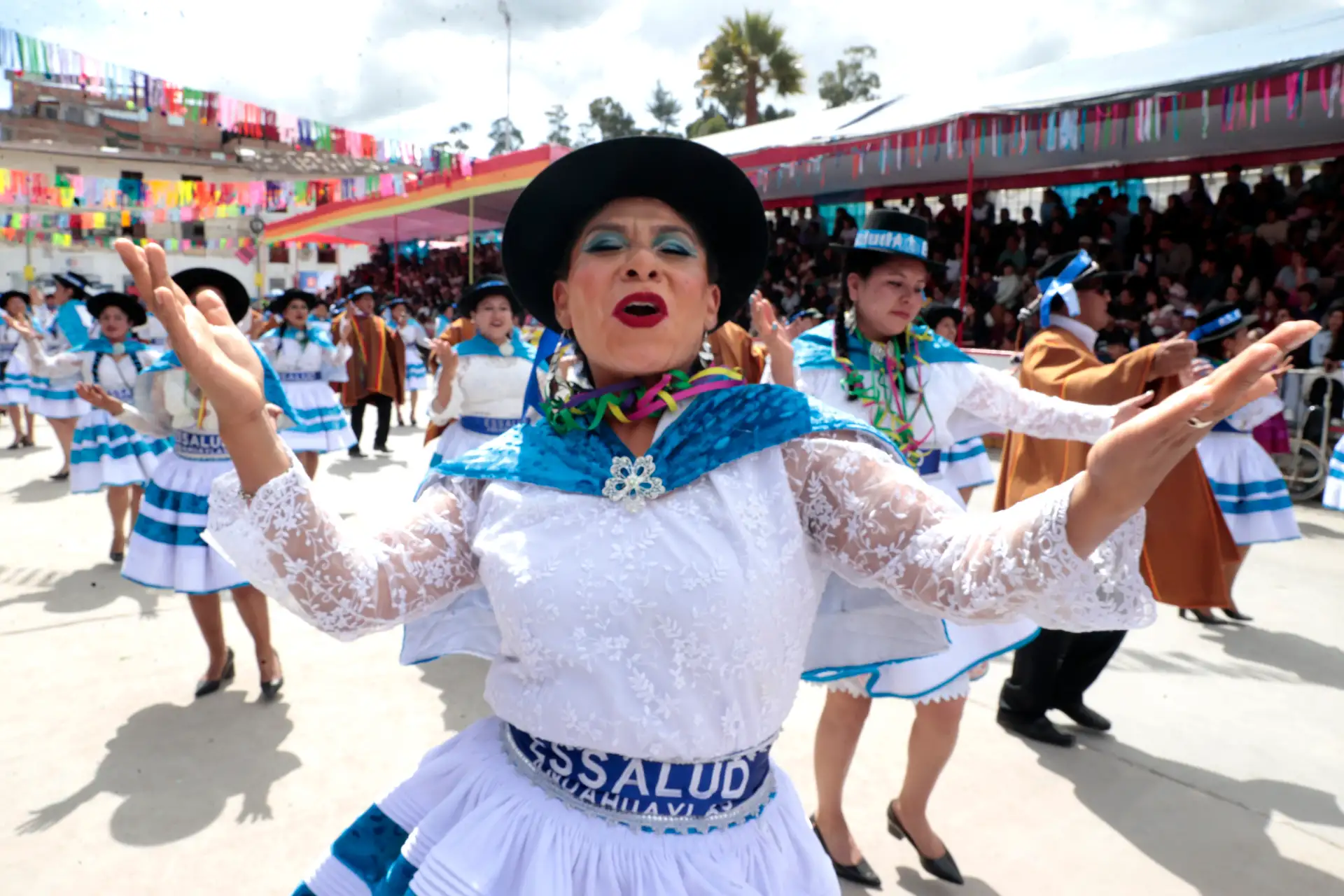 Desde muy temprano, las comparsas comenzaron a concentrarse en los alrededores de la Plaza Mayor de Andahuaylas para participar del gran corso y pasacalle, actividad que marca las jornadas centrales de la tradicional celebración.
Foto: ANDINA/Vidal Tarqui