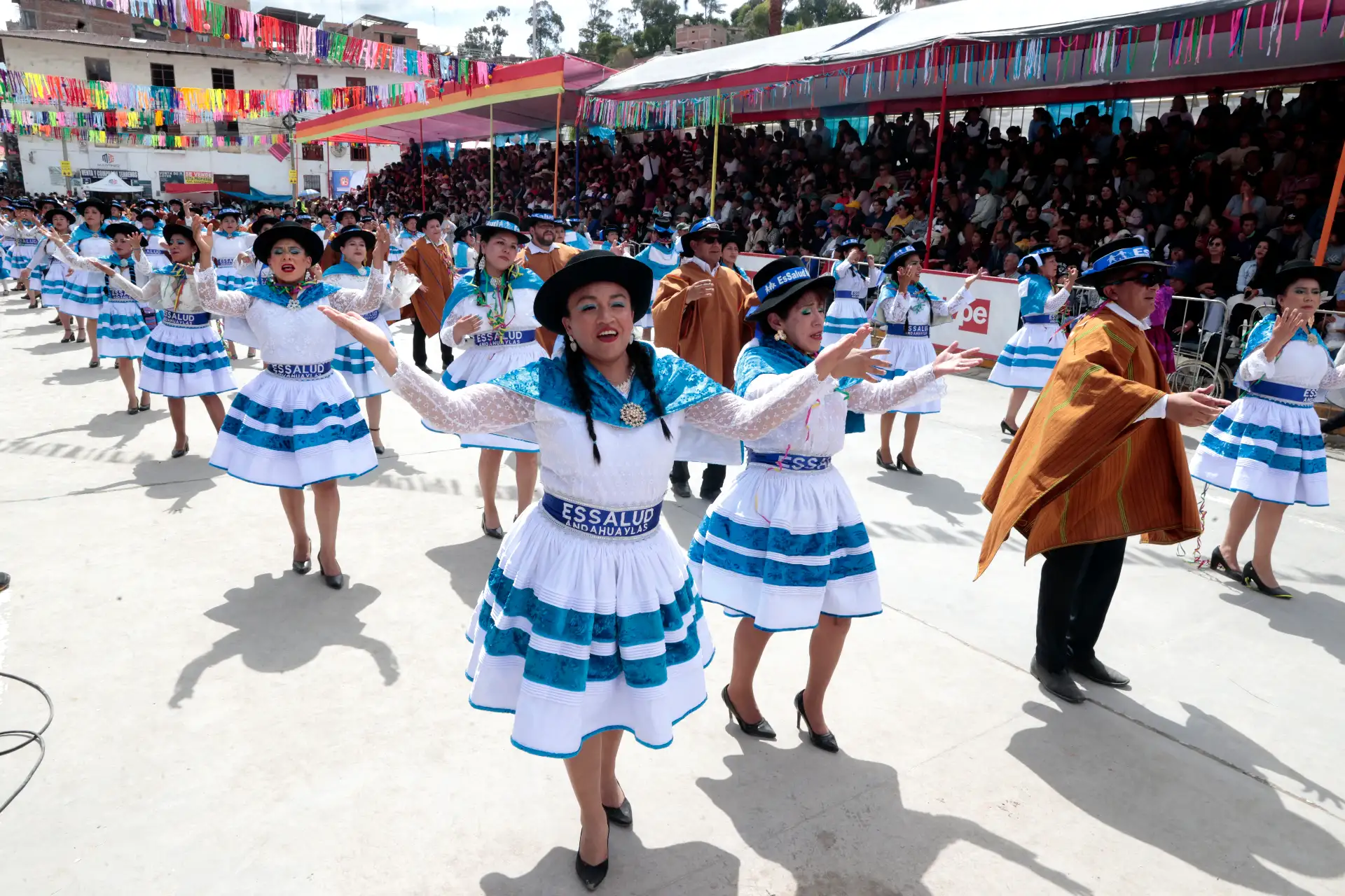 Desde muy temprano, las comparsas comenzaron a concentrarse en los alrededores de la Plaza Mayor de Andahuaylas para participar del gran corso y pasacalle, actividad que marca las jornadas centrales de la tradicional celebración.
Foto: ANDINA/Vidal Tarqui