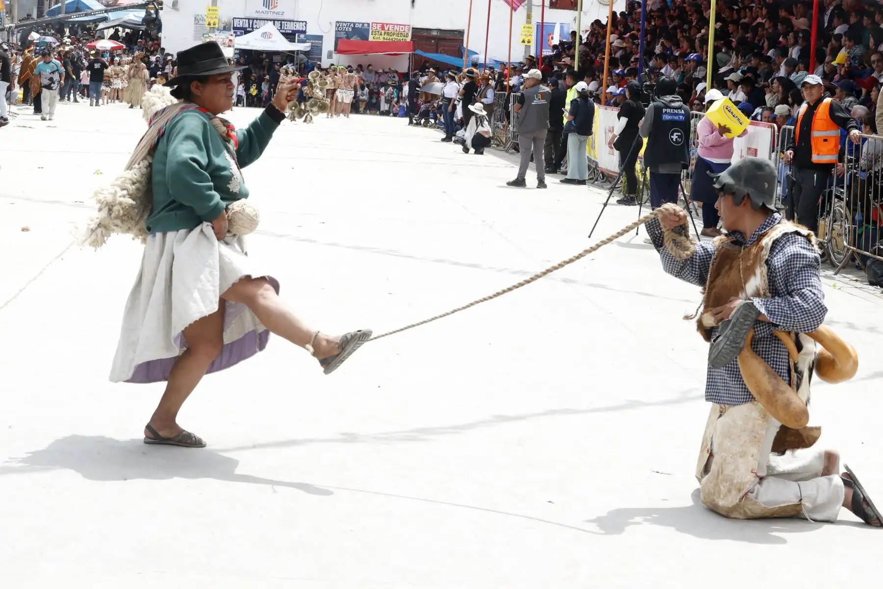 Desde muy temprano, las comparsas comenzaron a concentrarse en los alrededores de la Plaza Mayor de Andahuaylas para participar del gran corso y pasacalle, actividad que marca las jornadas centrales de la tradicional celebración.
Foto: ANDINA/Vidal Tarqui