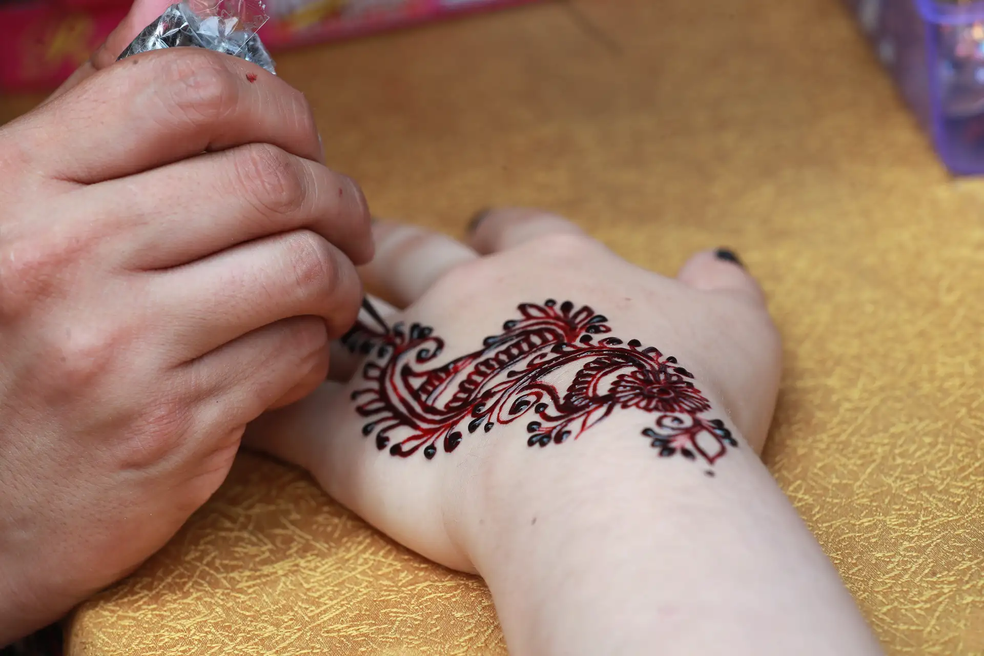 Visitantes recorren los distintos stands instalados en la feria, donde se difunden expresiones culturales y productos inspirados en las tradiciones de la India.
Foto: ANDINA/ Verónica Calderón