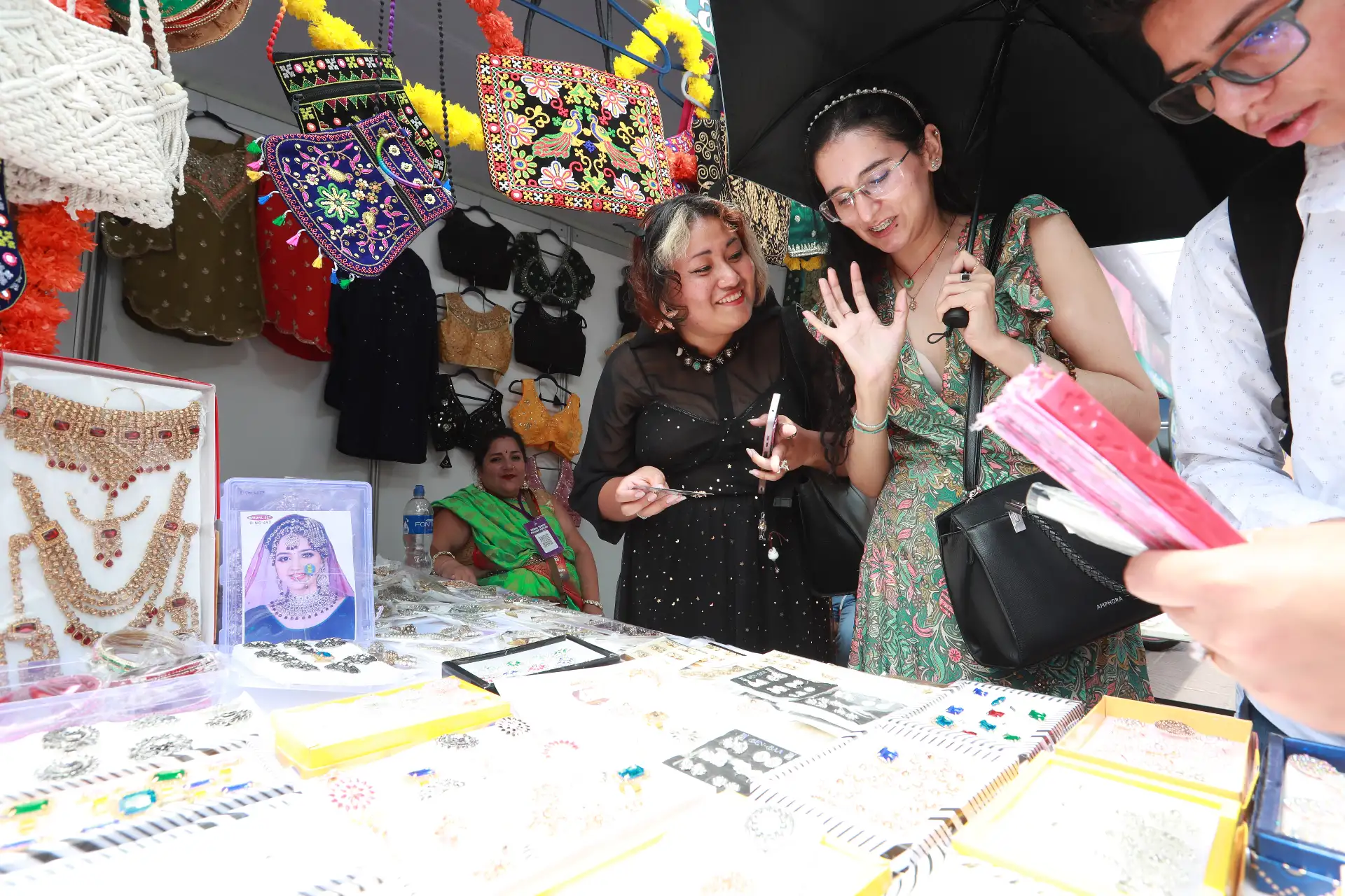 Visitantes recorren los distintos stands instalados en la feria, donde se difunden expresiones culturales y productos inspirados en las tradiciones de la India.
Foto: ANDINA/ Verónica Calderón
