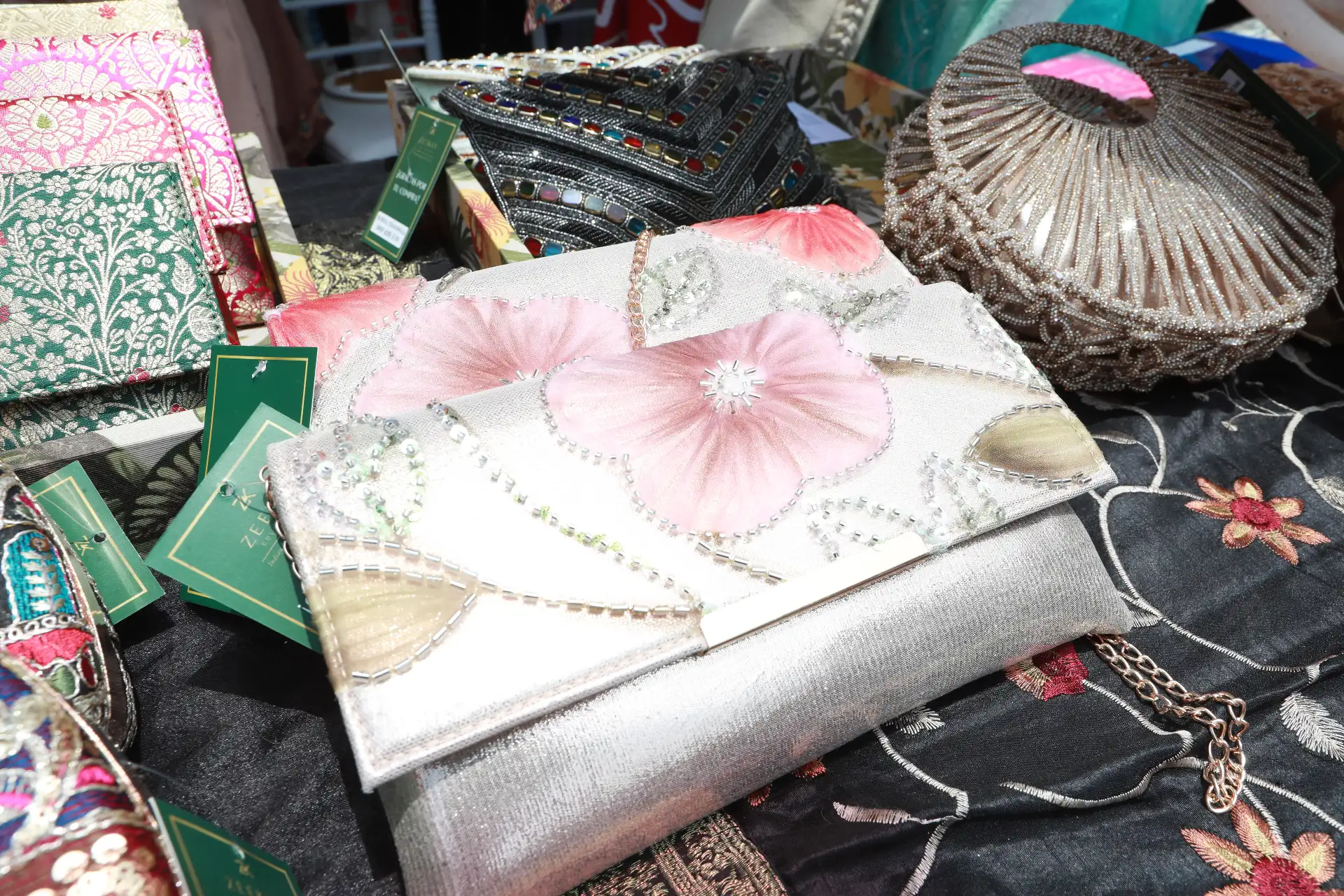 Asistentes recorren la feria benéfica “Namasté Perú”, organizada por la Embajada de la India en el Perú, con el objetivo de recaudar fondos para apoyar la labor de los bomberos voluntarios.
Foto: ANDINA/ Verónica Calderón