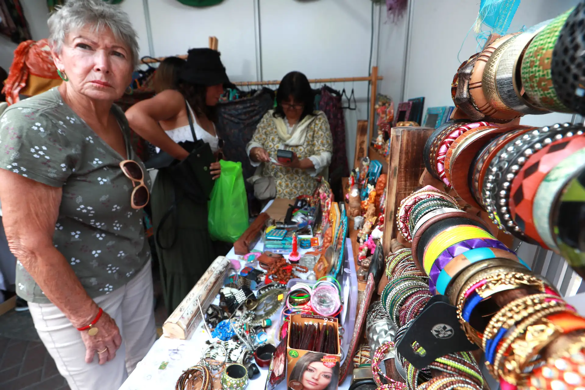Asistentes recorren la feria benéfica “Namasté Perú”, organizada por la Embajada de la India en el Perú, con el objetivo de recaudar fondos para apoyar la labor de los bomberos voluntarios.
Foto: ANDINA/ Verónica Calderón