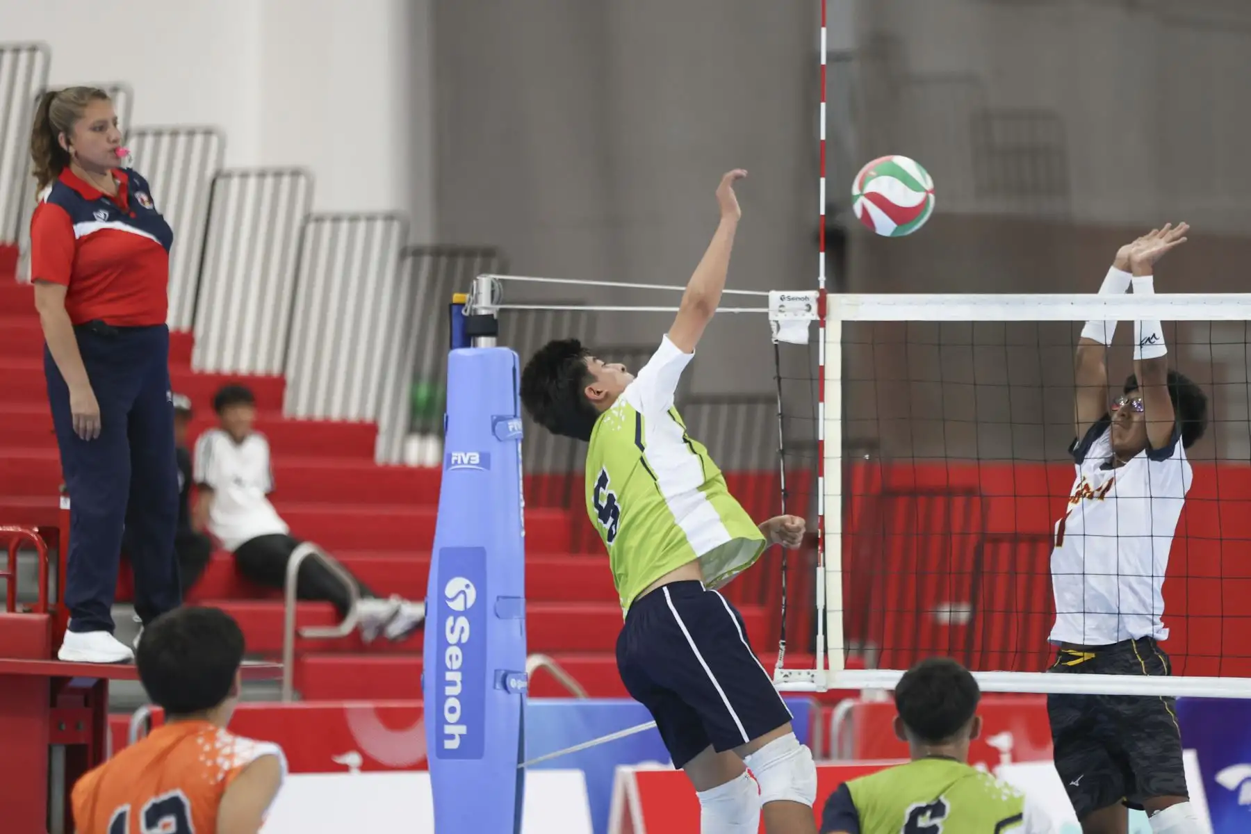 El campeonato masculino de vóley Sub 15 entra en su etapa decisiva tras disputarse las semifinales del torneo, en las que se enfrentaron los equipos de Huancayo y San Sebastián, Cajamarca y Ventanilla, así como San Isidro y Paucarpata. Los encuentros definieron a los equipos que avanzarán a la fase final de la competencia, en una jornada marcada por el entusiasmo de los jóvenes deportistas y el alto nivel mostrado en la cancha. Foto: ANDINA/Jhonel Rodríguez Robles