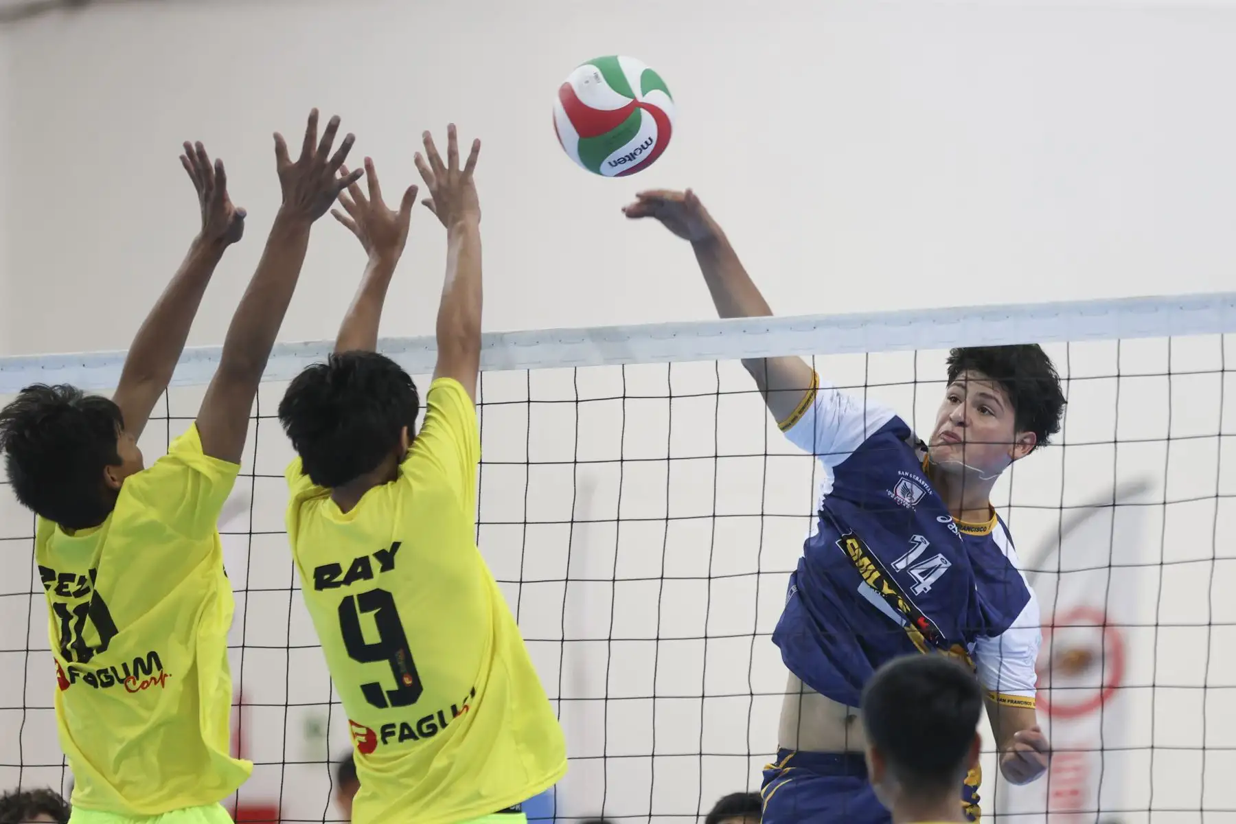 El campeonato masculino de vóley Sub 15 entra en su etapa decisiva tras disputarse las semifinales del torneo, en las que se enfrentaron los equipos de Huancayo y San Sebastián, Cajamarca y Ventanilla, así como San Isidro y Paucarpata. Los encuentros definieron a los equipos que avanzarán a la fase final de la competencia, en una jornada marcada por el entusiasmo de los jóvenes deportistas y el alto nivel mostrado en la cancha. Foto: ANDINA/Jhonel Rodríguez Robles