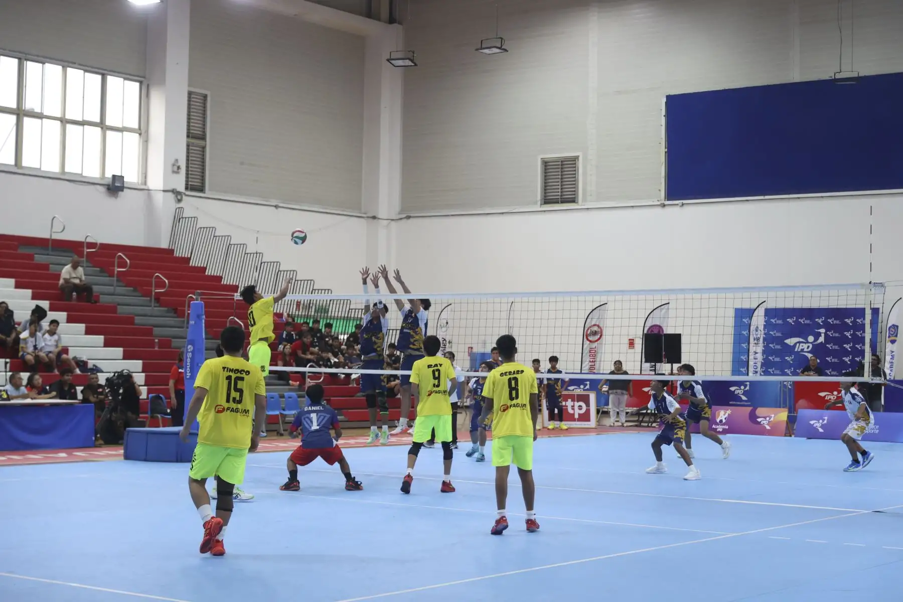 El campeonato masculino de vóley Sub 15 entra en su etapa decisiva tras disputarse las semifinales del torneo, en las que se enfrentaron los equipos de Huancayo y San Sebastián, Cajamarca y Ventanilla, así como San Isidro y Paucarpata. Los encuentros definieron a los equipos que avanzarán a la fase final de la competencia, en una jornada marcada por el entusiasmo de los jóvenes deportistas y el alto nivel mostrado en la cancha. Foto: ANDINA/Jhonel Rodríguez Robles