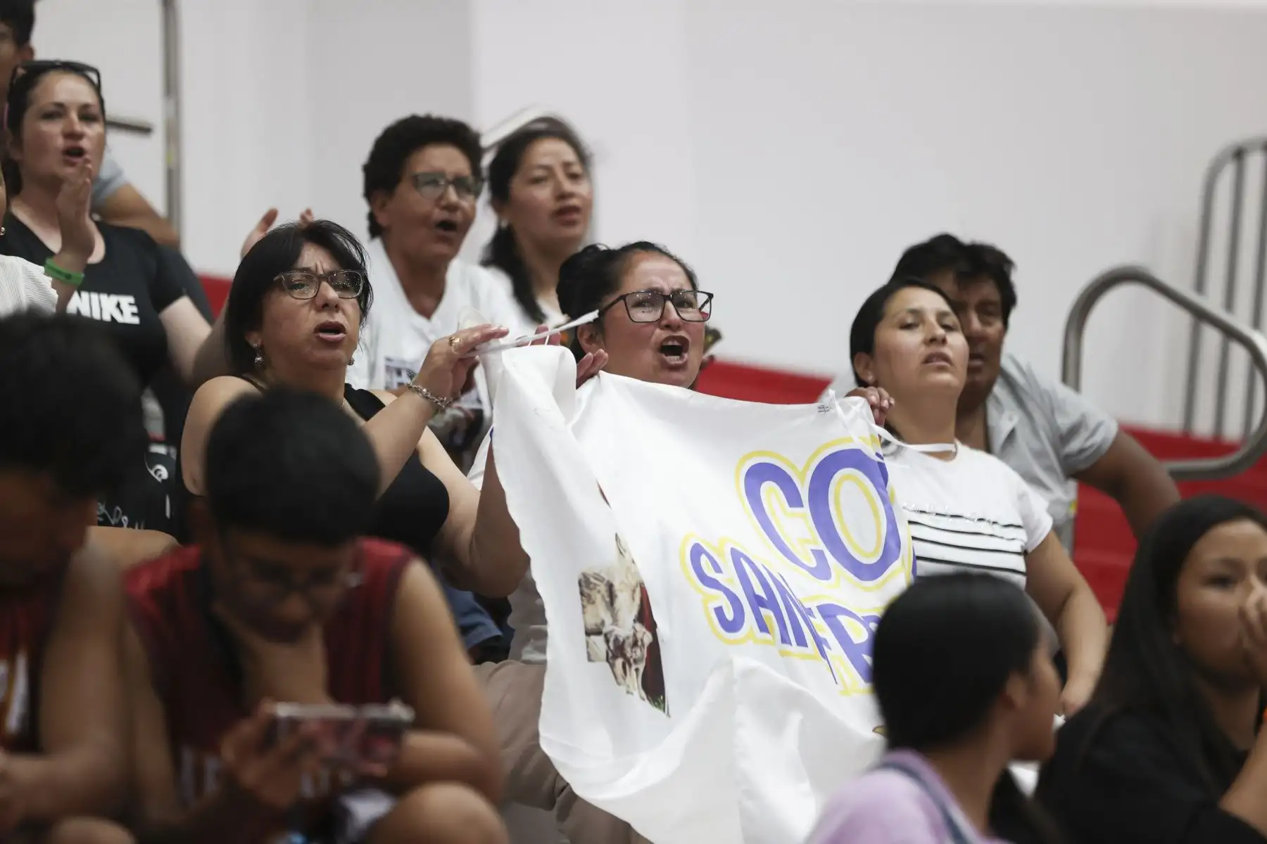 El campeonato masculino de vóley Sub 15 entra en su etapa decisiva tras disputarse las semifinales del torneo, en las que se enfrentaron los equipos de Huancayo y San Sebastián, Cajamarca y Ventanilla, así como San Isidro y Paucarpata. Los encuentros definieron a los equipos que avanzarán a la fase final de la competencia, en una jornada marcada por el entusiasmo de los jóvenes deportistas y el alto nivel mostrado en la cancha. Foto: ANDINA/Jhonel Rodríguez Robles