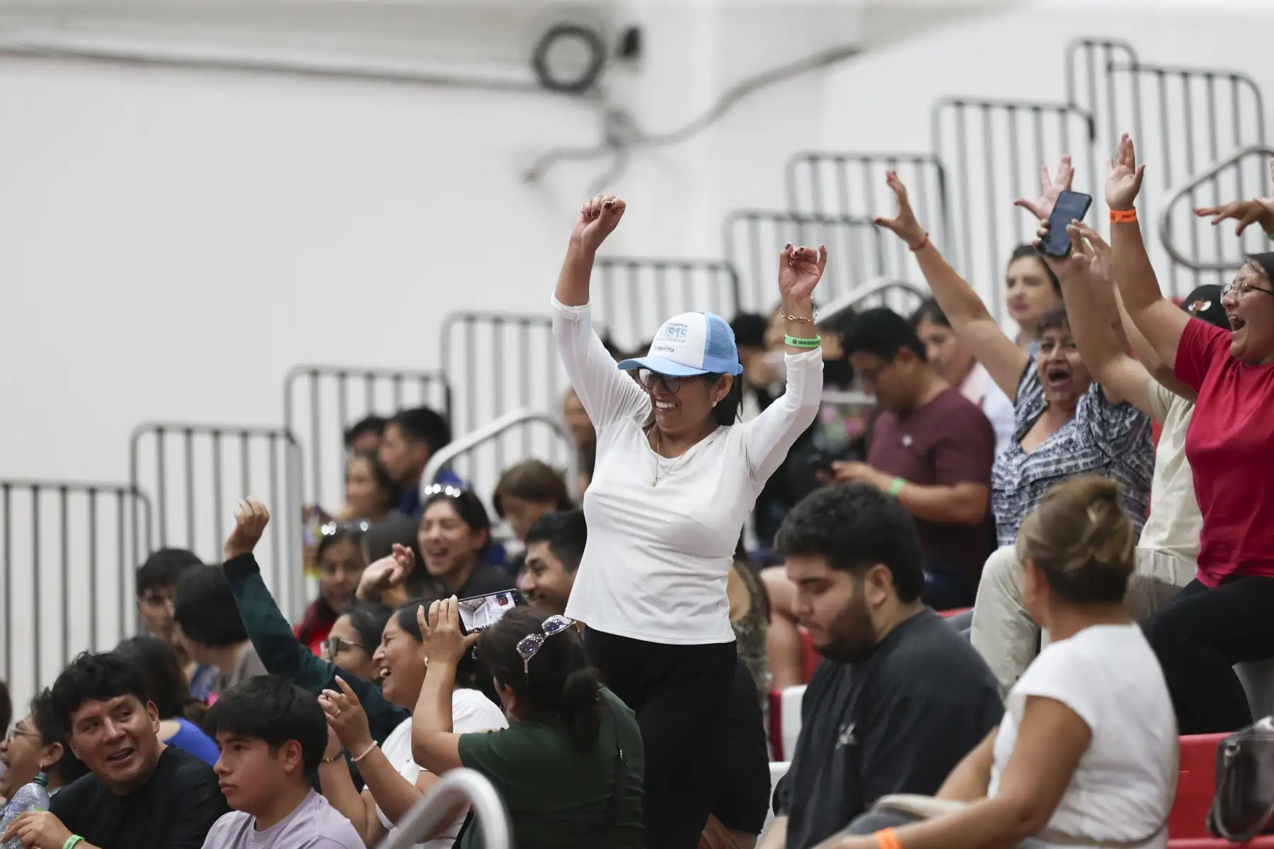 El campeonato masculino de vóley Sub 15 entra en su etapa decisiva tras disputarse las semifinales del torneo, en las que se enfrentaron los equipos de Huancayo y San Sebastián, Cajamarca y Ventanilla, así como San Isidro y Paucarpata. Los encuentros definieron a los equipos que avanzarán a la fase final de la competencia, en una jornada marcada por el entusiasmo de los jóvenes deportistas y el alto nivel mostrado en la cancha. Foto: ANDINA/Jhonel Rodríguez Robles