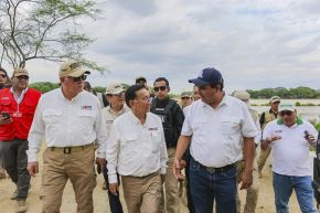 Tras su llegada a Piura, el presidente de la república, José María Balcázar, supervisó la operatividad de la compuerta Los Ejidos como parte de las acciones frente a la emergencia por lluvias y peligros asociados en la región.
