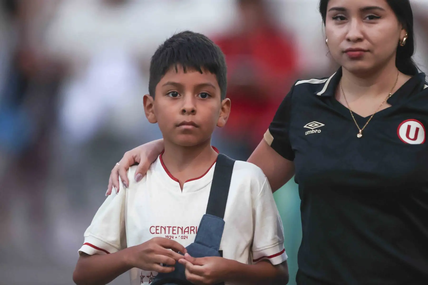 Hinchas aguardan en las tribunas el inicio del partido entre Universitario de Deportes y UTC de Cajamarca, correspondiente a la fecha 7 del Torneo Apertura de la Liga 1. Con camisetas y banderas, los aficionados comienzan a llenar el estadio a la espera del encuentro, en medio de un ambiente de expectativa y entusiasmo previo al pitazo inicial. Foto: ANDINA/Jhonel Rodríguez Robles