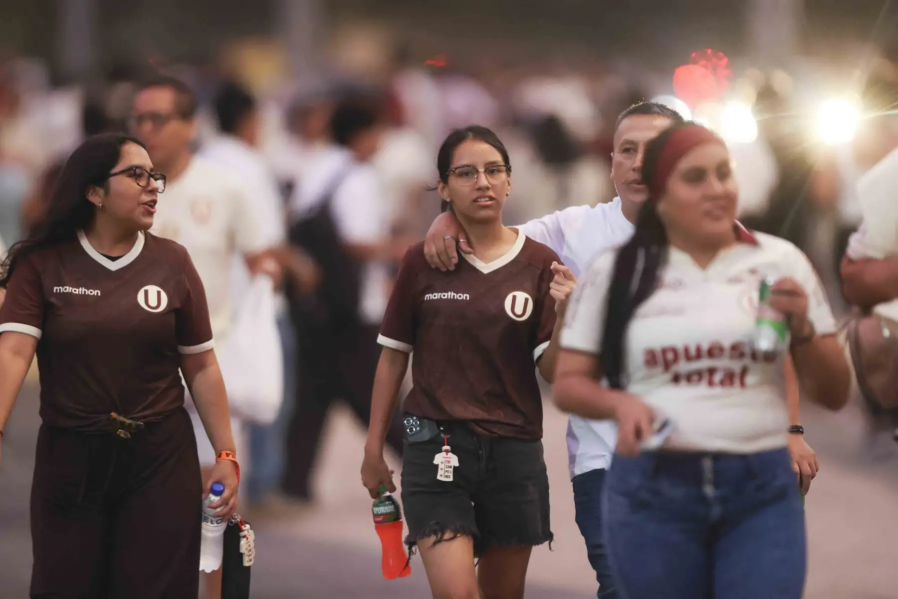 Hinchas aguardan en las tribunas el inicio del partido entre Universitario de Deportes y UTC de Cajamarca, correspondiente a la fecha 7 del Torneo Apertura de la Liga 1. Con camisetas y banderas, los aficionados comienzan a llenar el estadio a la espera del encuentro, en medio de un ambiente de expectativa y entusiasmo previo al pitazo inicial. Foto: ANDINA/Jhonel Rodríguez Robles