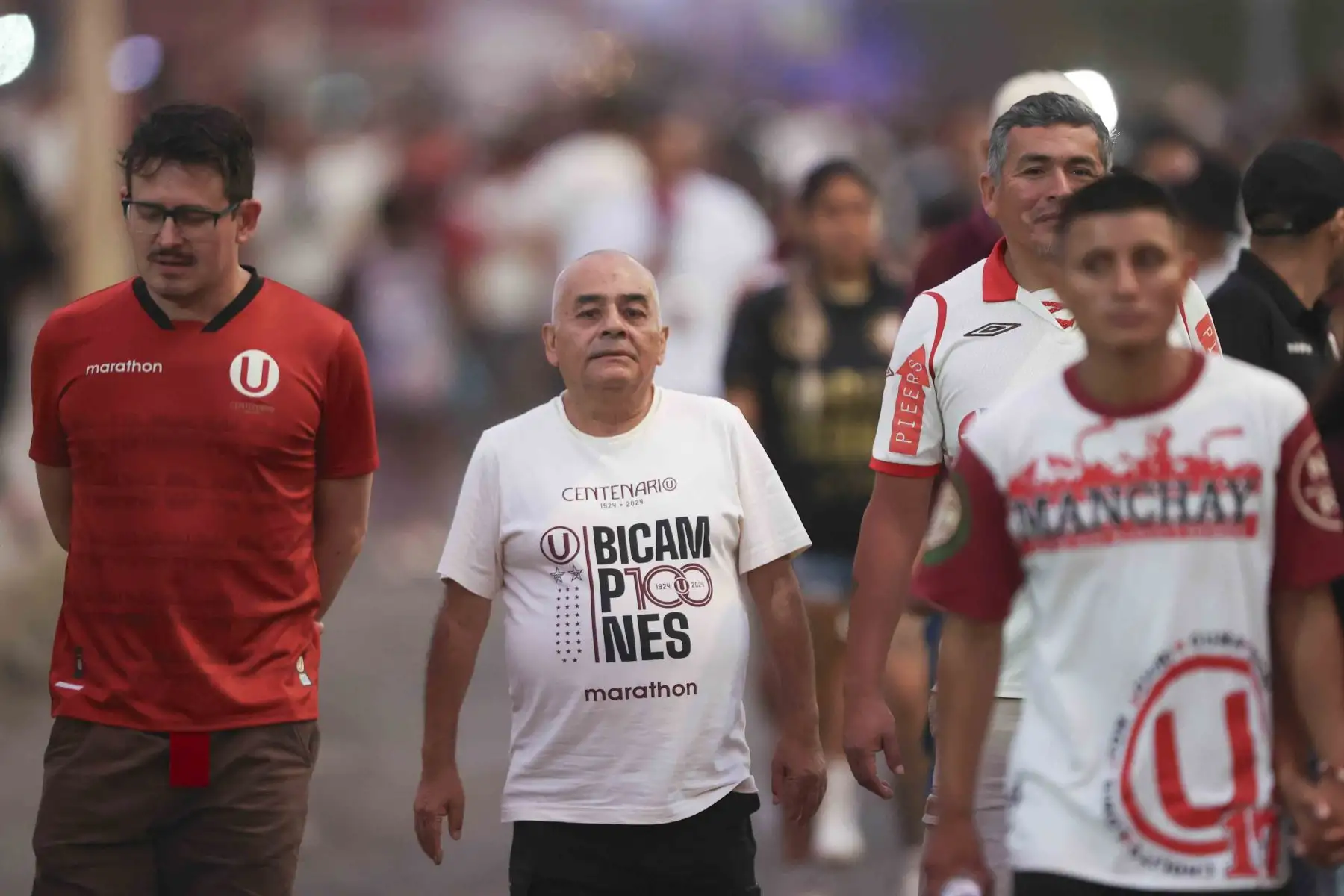Hinchas aguardan en las tribunas el inicio del partido entre Universitario de Deportes y UTC de Cajamarca, correspondiente a la fecha 7 del Torneo Apertura de la Liga 1. Con camisetas y banderas, los aficionados comienzan a llenar el estadio a la espera del encuentro, en medio de un ambiente de expectativa y entusiasmo previo al pitazo inicial. Foto: ANDINA/Jhonel Rodríguez Robles