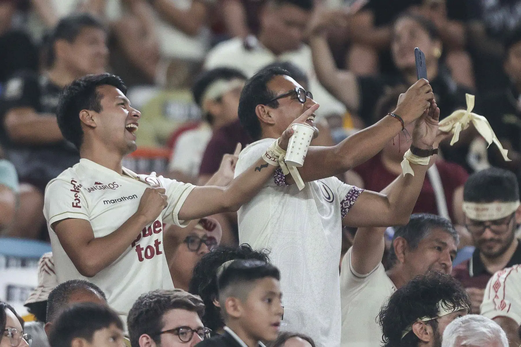 Hinchas aguardan en las tribunas el inicio del partido entre Universitario de Deportes y UTC de Cajamarca, correspondiente a la fecha 7 del Torneo Apertura de la Liga 1. Con camisetas y banderas, los aficionados comienzan a llenar el estadio a la espera del encuentro, en medio de un ambiente de expectativa y entusiasmo previo al pitazo inicial. Foto: ANDINA/Jhonel Rodríguez Robles