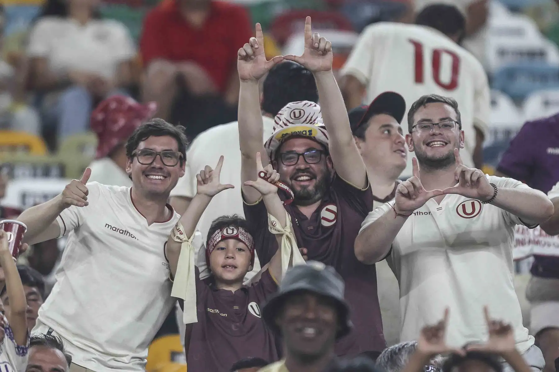 Hinchas aguardan en las tribunas el inicio del partido entre Universitario de Deportes y UTC de Cajamarca, correspondiente a la fecha 7 del Torneo Apertura de la Liga 1. Con camisetas y banderas, los aficionados comienzan a llenar el estadio a la espera del encuentro, en medio de un ambiente de expectativa y entusiasmo previo al pitazo inicial. Foto: ANDINA/Jhonel Rodríguez Robles