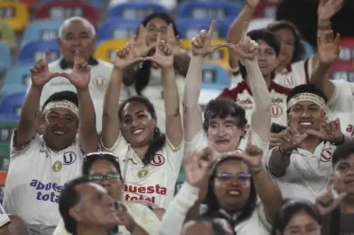 Hinchas aguardan en las tribunas el inicio del partido entre Universitario de Deportes y UTC de Cajamarca, correspondiente a la fecha 7 del Torneo Apertura de la Liga 1. Con camisetas y banderas, los aficionados comienzan a llenar el estadio a la espera del encuentro, en medio de un ambiente de expectativa y entusiasmo previo al pitazo inicial. Foto: ANDINA/Jhonel Rodríguez Robles
