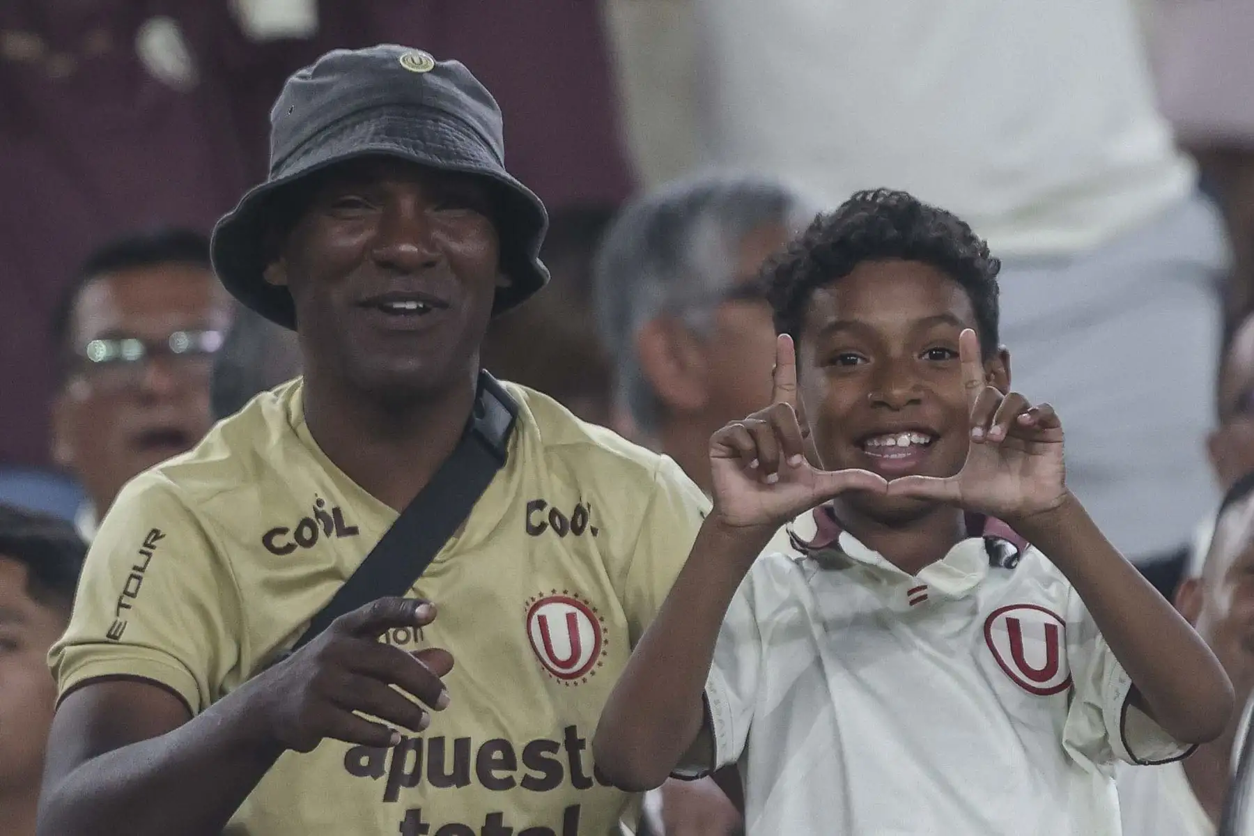 Hinchas aguardan en las tribunas el inicio del partido entre Universitario de Deportes y UTC de Cajamarca, correspondiente a la fecha 7 del Torneo Apertura de la Liga 1. Con camisetas y banderas, los aficionados comienzan a llenar el estadio a la espera del encuentro, en medio de un ambiente de expectativa y entusiasmo previo al pitazo inicial. Foto: ANDINA/Jhonel Rodríguez Robles