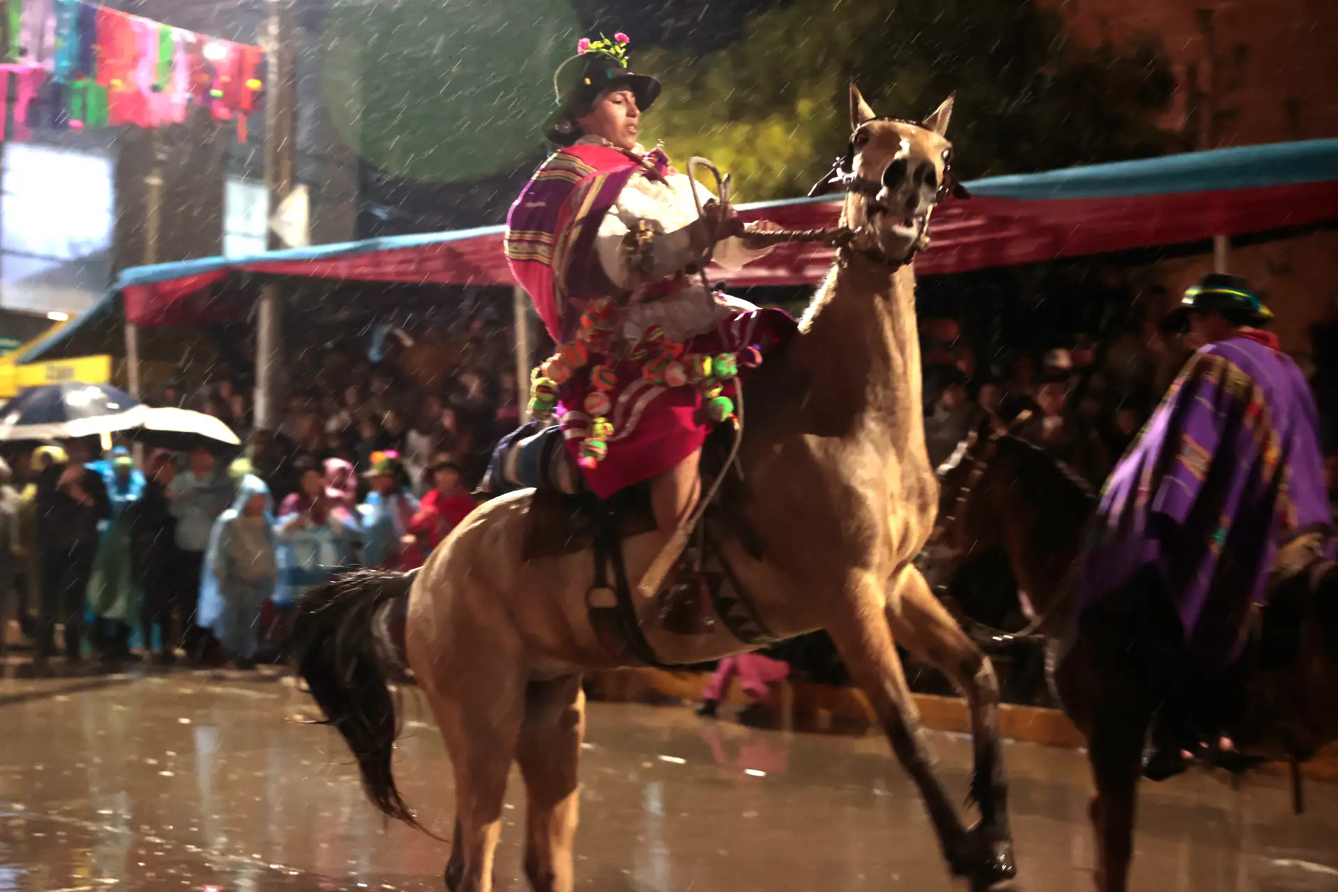Andahuaylas vive intensamente el cierre de las celebraciones del Carnaval con las comparsas del Pukllay 2026, una de las festividades más importantes dedicadas a las danzas y tradiciones originarias del Perú. Foto: ANDINA/Vidal Tarqui
Foto: ANDINA/Vidal Tarqui