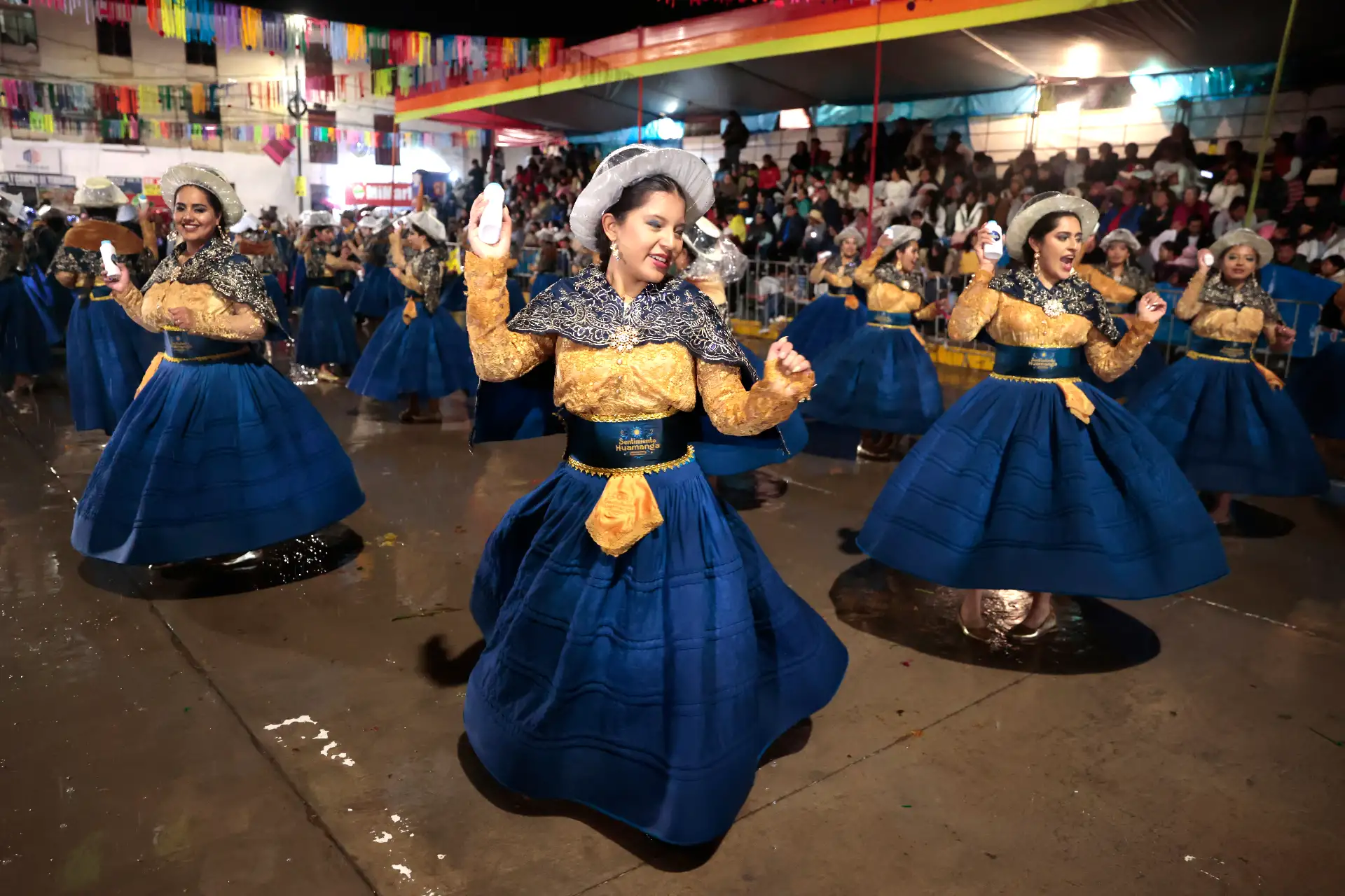 Andahuaylas vive intensamente el cierre de las celebraciones del Carnaval con las comparsas del Pukllay 2026, una de las festividades más importantes dedicadas a las danzas y tradiciones originarias del Perú. Foto: ANDINA/Vidal Tarqui