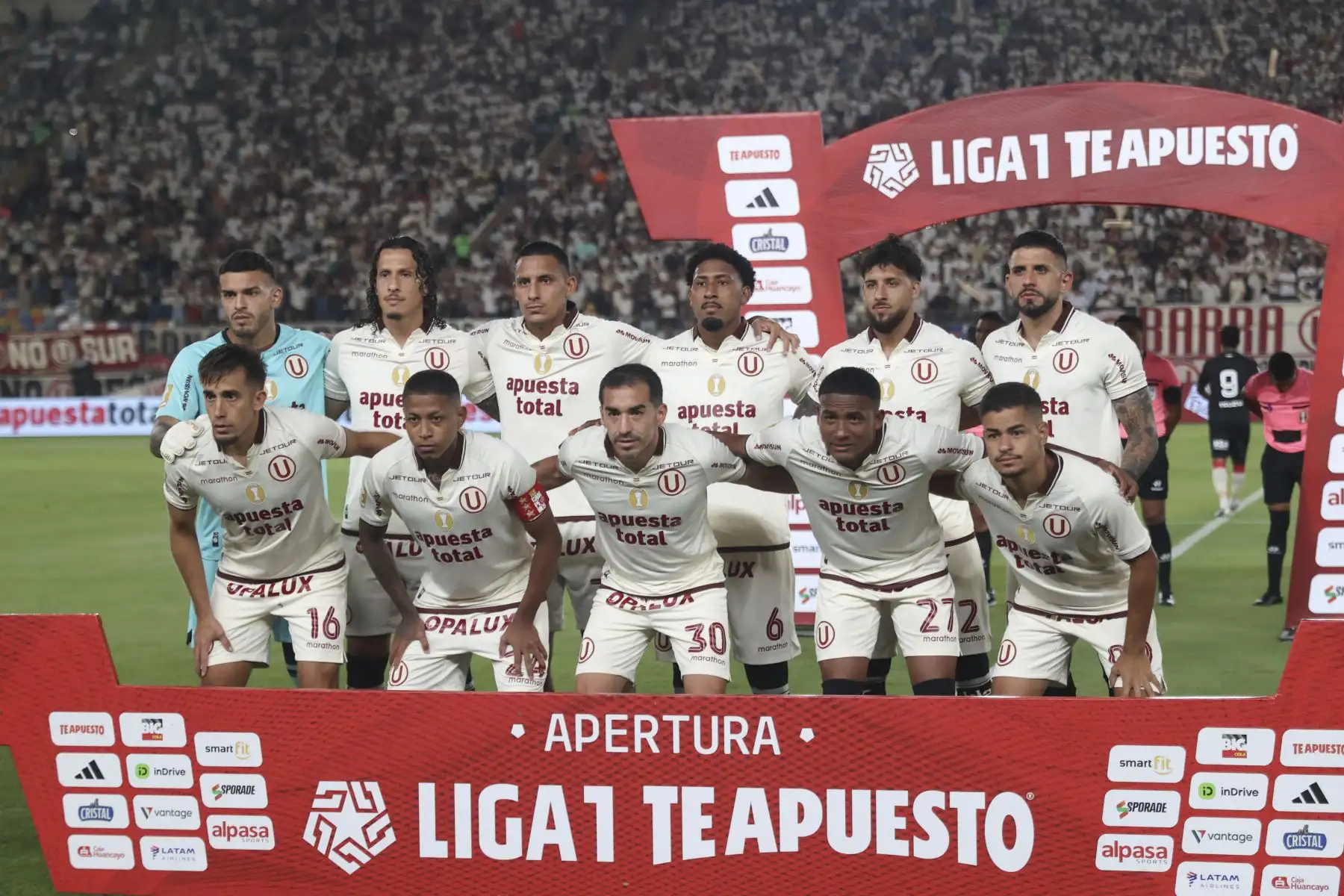 Universitario de Deportes se impuso por 2-0 ante UTC de Cajamarca en un encuentro correspondiente a la fecha 7 del Torneo Apertura de la Liga 1. El conjunto crema logró asegurar la victoria con goles de Alzugaray y Valera, sumando tres puntos importantes ante su afición en el estadio Monumental. Foto: ANDINA/Jhonel Rodríguez Robles