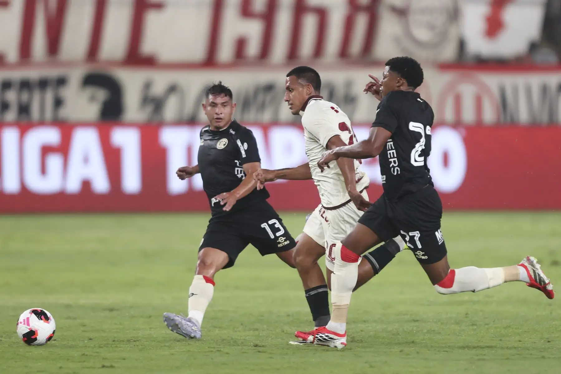 Universitario de Deportes se impuso por 2-0 ante UTC de Cajamarca en un encuentro correspondiente a la fecha 7 del Torneo Apertura de la Liga 1. El conjunto crema logró asegurar la victoria con goles de Alzugaray y Valera, sumando tres puntos importantes ante su afición en el estadio Monumental. Foto: ANDINA/Jhonel Rodríguez Robles