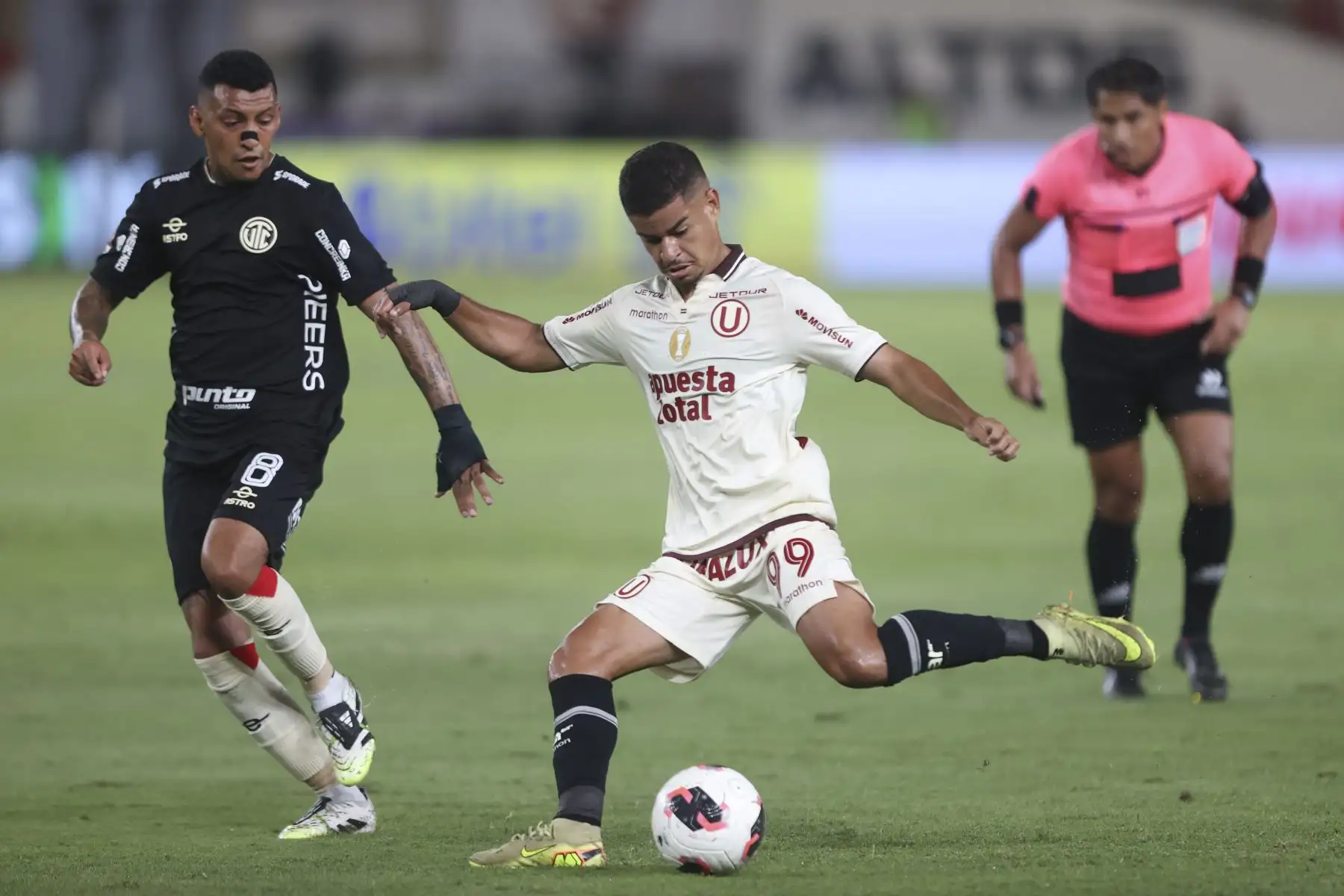 Universitario de Deportes se impuso por 2-0 ante UTC de Cajamarca en un encuentro correspondiente a la fecha 7 del Torneo Apertura de la Liga 1. El conjunto crema logró asegurar la victoria con goles de Alzugaray y Valera, sumando tres puntos importantes ante su afición en el estadio Monumental. Foto: ANDINA/Jhonel Rodríguez Robles
