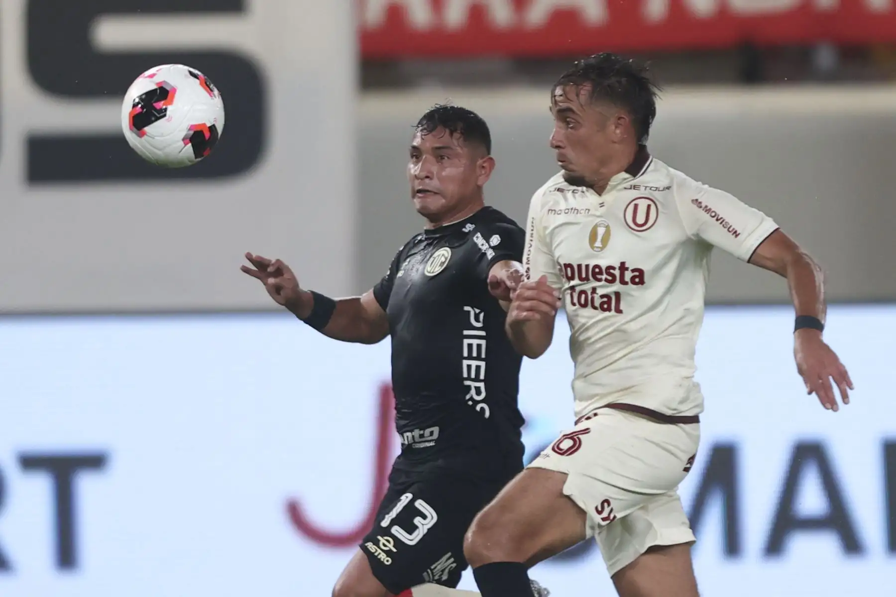 Universitario de Deportes se impuso por 2-0 ante UTC de Cajamarca en un encuentro correspondiente a la fecha 7 del Torneo Apertura de la Liga 1. El conjunto crema logró asegurar la victoria con goles de Alzugaray y Valera, sumando tres puntos importantes ante su afición en el estadio Monumental. Foto: ANDINA/Jhonel Rodríguez Robles