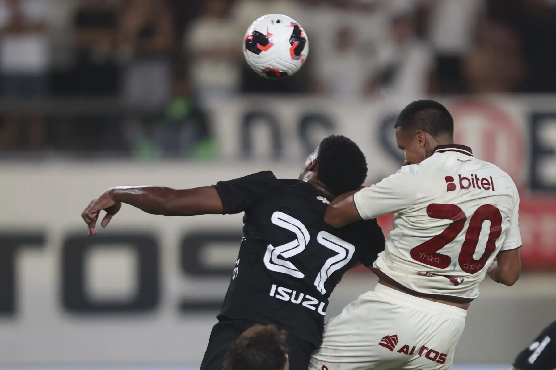 Universitario de Deportes se impuso por 2-0 ante UTC de Cajamarca en un encuentro correspondiente a la fecha 7 del Torneo Apertura de la Liga 1. El conjunto crema logró asegurar la victoria con goles de Alzugaray y Valera, sumando tres puntos importantes ante su afición en el estadio Monumental. Foto: ANDINA/Jhonel Rodríguez Robles