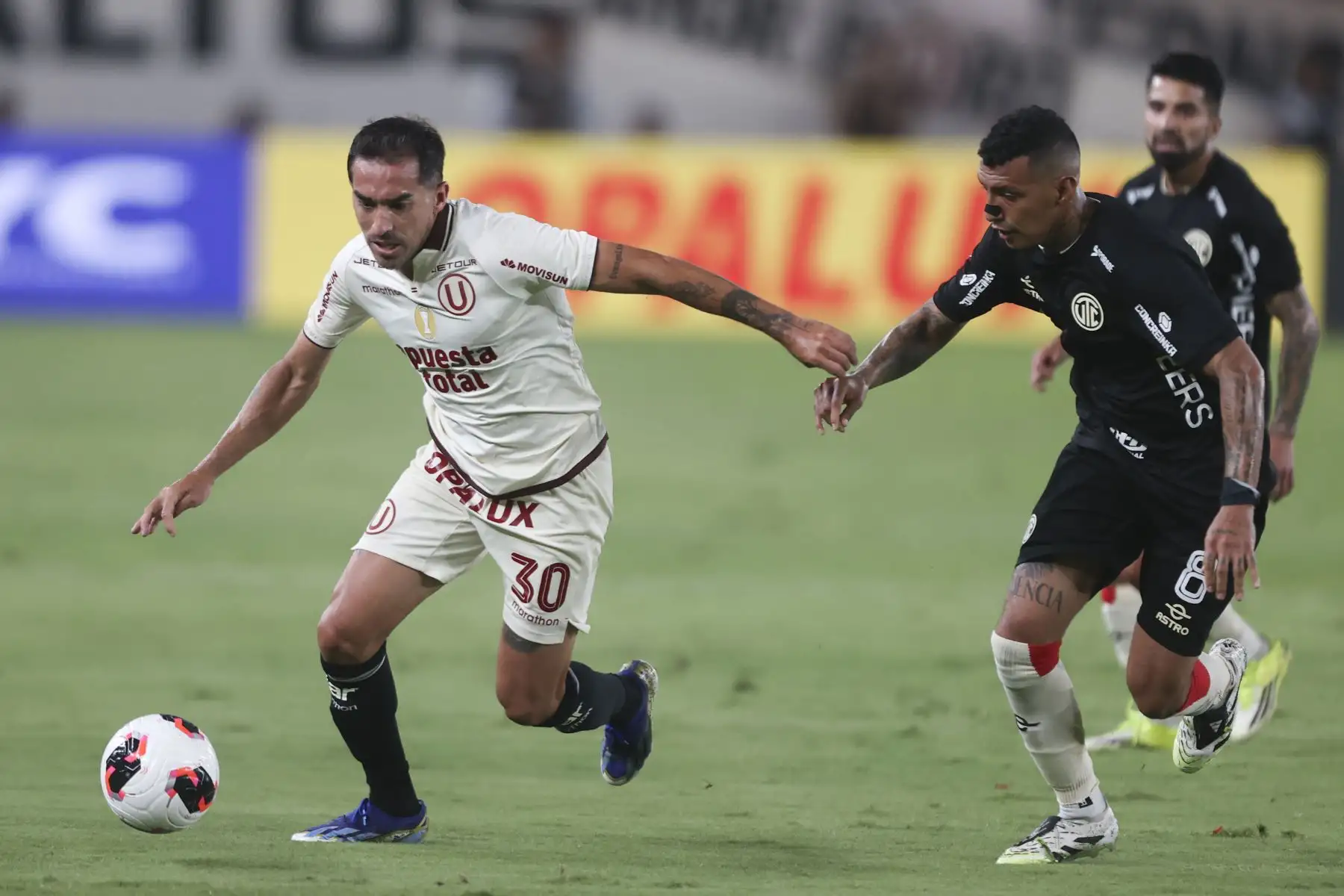 Universitario de Deportes se impuso por 2-0 ante UTC de Cajamarca en un encuentro correspondiente a la fecha 7 del Torneo Apertura de la Liga 1. El conjunto crema logró asegurar la victoria con goles de Alzugaray y Valera, sumando tres puntos importantes ante su afición en el estadio Monumental. Foto: ANDINA/Jhonel Rodríguez Robles