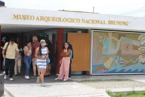 El Museo Arqueológico Nacional Brüning en Lambayeque alberga más de 1,400 piezas que narran la evolución cultural de la región norte, destacando culturas como Lambayeque (Sicán), Moche, Chimú e Inca.