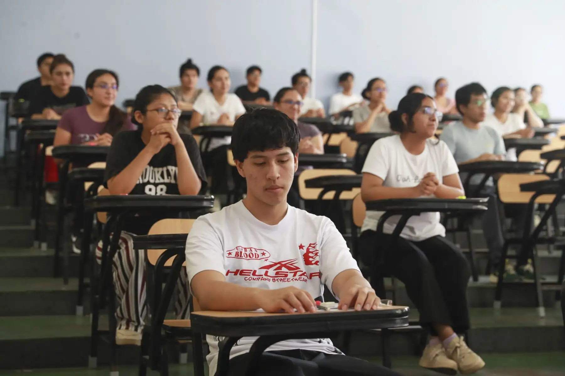 Cientos de postulantes rinden la cuarta y última jornada del examen de admisión en la Universidad Nacional Mayor de San Marcos, proceso que en esta fecha está dedicado exclusivamente a los aspirantes a la carrera de Medicina Humana. Desde tempranas horas, los jóvenes acudieron a la ciudad universitaria para participar en esta etapa decisiva del proceso de selección, con la expectativa de alcanzar una de las vacantes en una de las especialidades más demandadas. Foto: ANDINA/Verónica Calderón