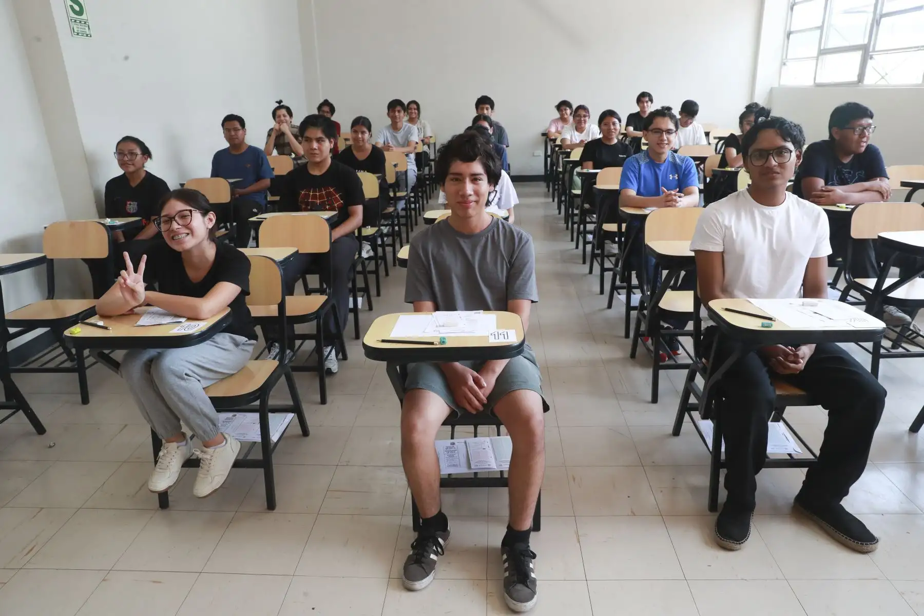 Cientos de postulantes rinden la cuarta y última jornada del examen de admisión en la Universidad Nacional Mayor de San Marcos, proceso que en esta fecha está dedicado exclusivamente a los aspirantes a la carrera de Medicina Humana. Desde tempranas horas, los jóvenes acudieron a la ciudad universitaria para participar en esta etapa decisiva del proceso de selección, con la expectativa de alcanzar una de las vacantes en una de las especialidades más demandadas. Foto: ANDINA/Verónica Calderón