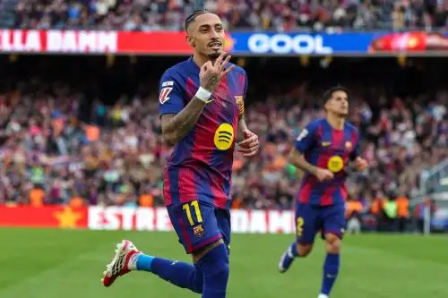 El delantero brasileño del Barcelona, ​​Raphinha, anotó tres goles en la victoria ante el Sevilla