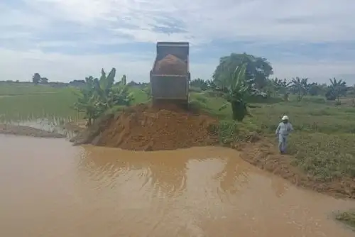 Desde hace más de 15 meses, la entidad trabaja ininterrumpidamente limpiando y descolmatando cauces de ríos y quebradas, así como colocando diques y defensas ribereñas en regiones históricamente golpeadas por las inclemencias de la naturaleza.