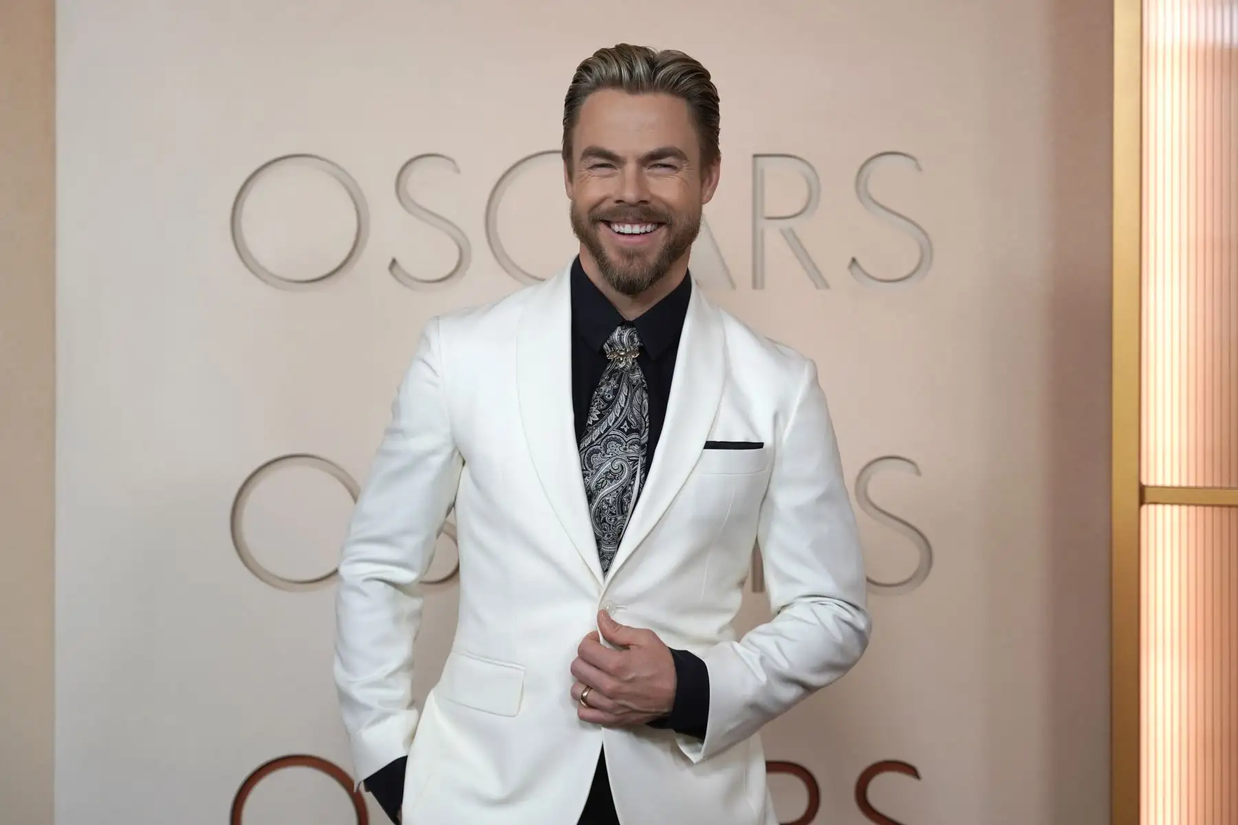 El bailarín y coreógrafo estadounidense Derek Hough posa en la alfombra roja durante la 98º edición de los premios Óscar este domingo, en el Teatro Dolby de Los Ángeles (EE.UU.). 
Foto: EFE