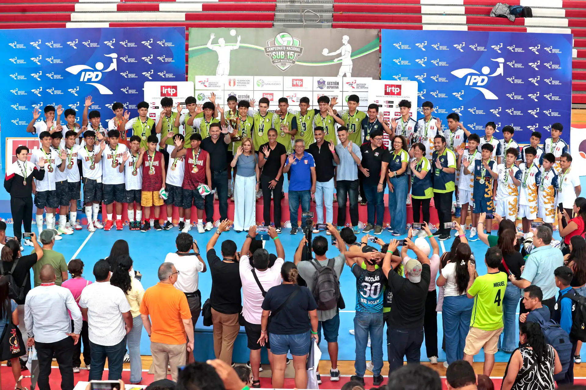 San Isidro logra ganar  el 1er puesto del campeonato masculino de vóley Sub 15  en una jornada marcada por el entusiasmo de los jóvenes deportistas y el alto nivel mostrado en la cancha.
El campeonato es organizado por la Liga de Vóleibol de San Isidro y se transmitió en vivo y en director por Tv Perú.
Foto: ANDINA/ Vidal Tarqui