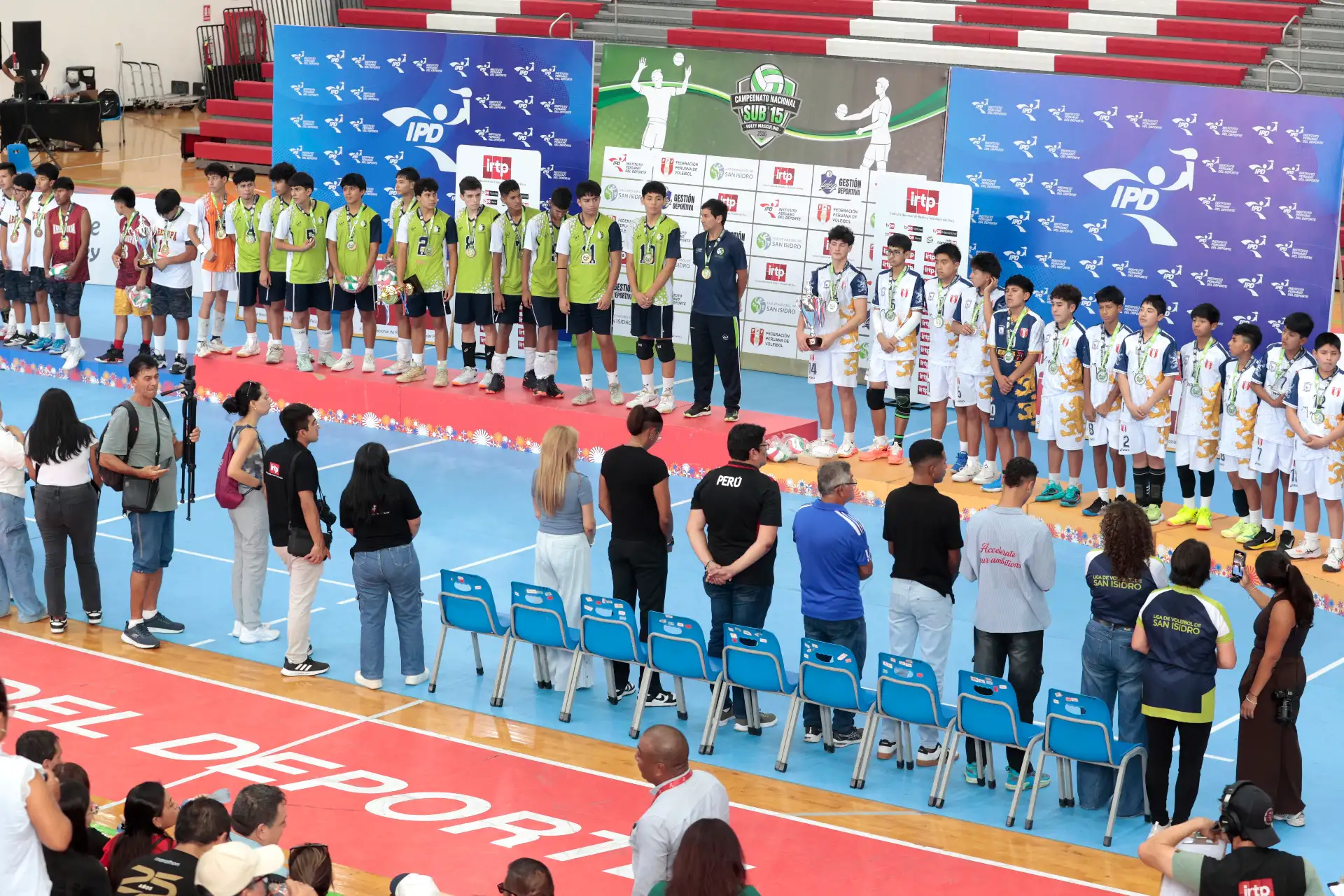 San Isidro logra ganar  el 1er puesto del campeonato masculino de vóley Sub 15  en una jornada marcada por el entusiasmo de los jóvenes deportistas y el alto nivel mostrado en la cancha.
La gran final lo disputaron San Isidro y San Sebástián de Cusco. 
Foto: ANDINA/ Vidal Tarqui