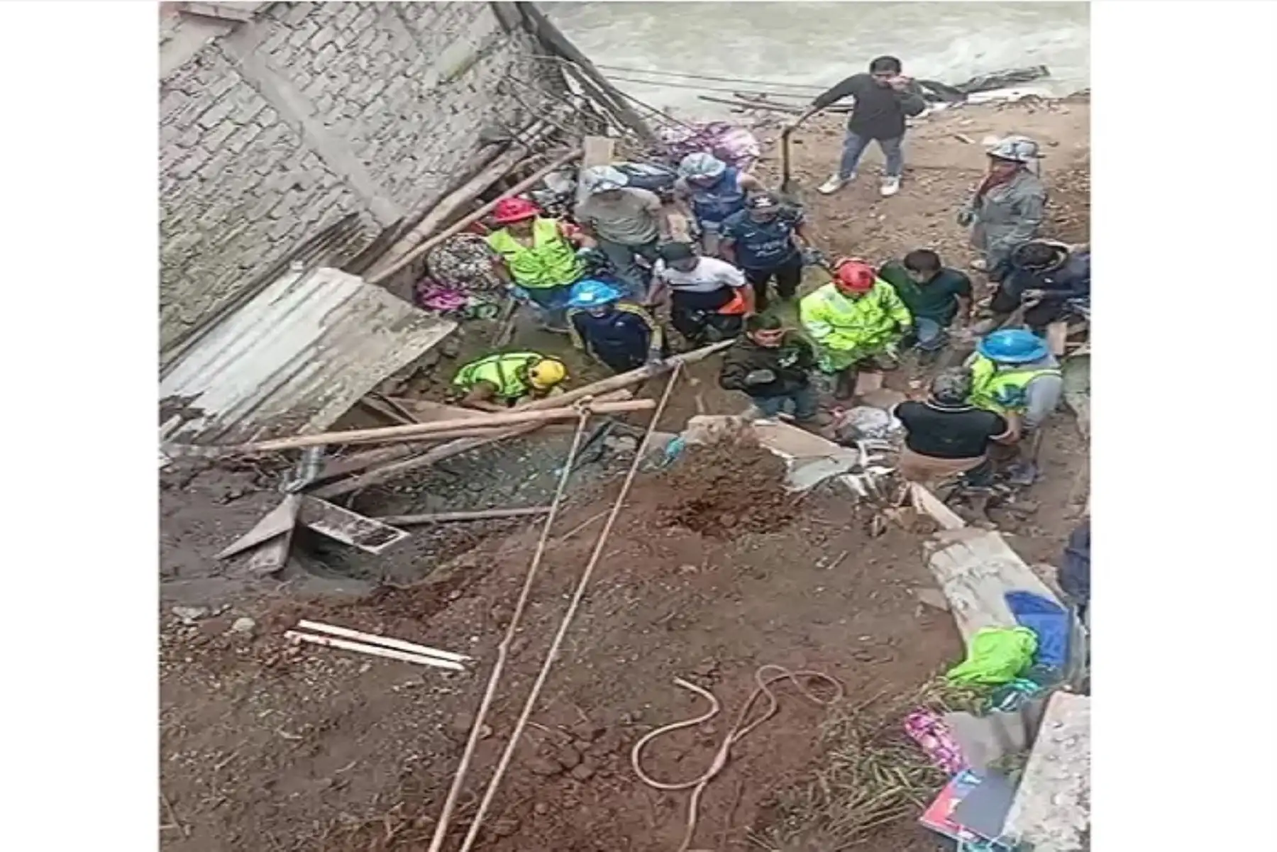 El movimiento de tierra se habría originado por las intensas lluvias que caen en la zona andina de la región.