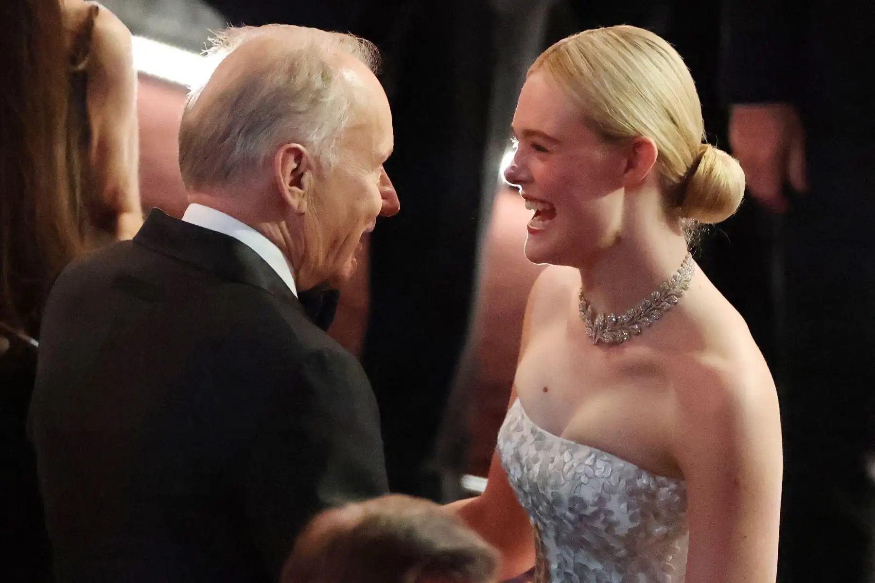 Elle Fanning conversa con Stellan Skarsgård antes de la 98.ª ceremonia anual de los Premios Óscar en el Dolby Theatre de Los Ángeles, California, EE. UU.
Foto: EFE