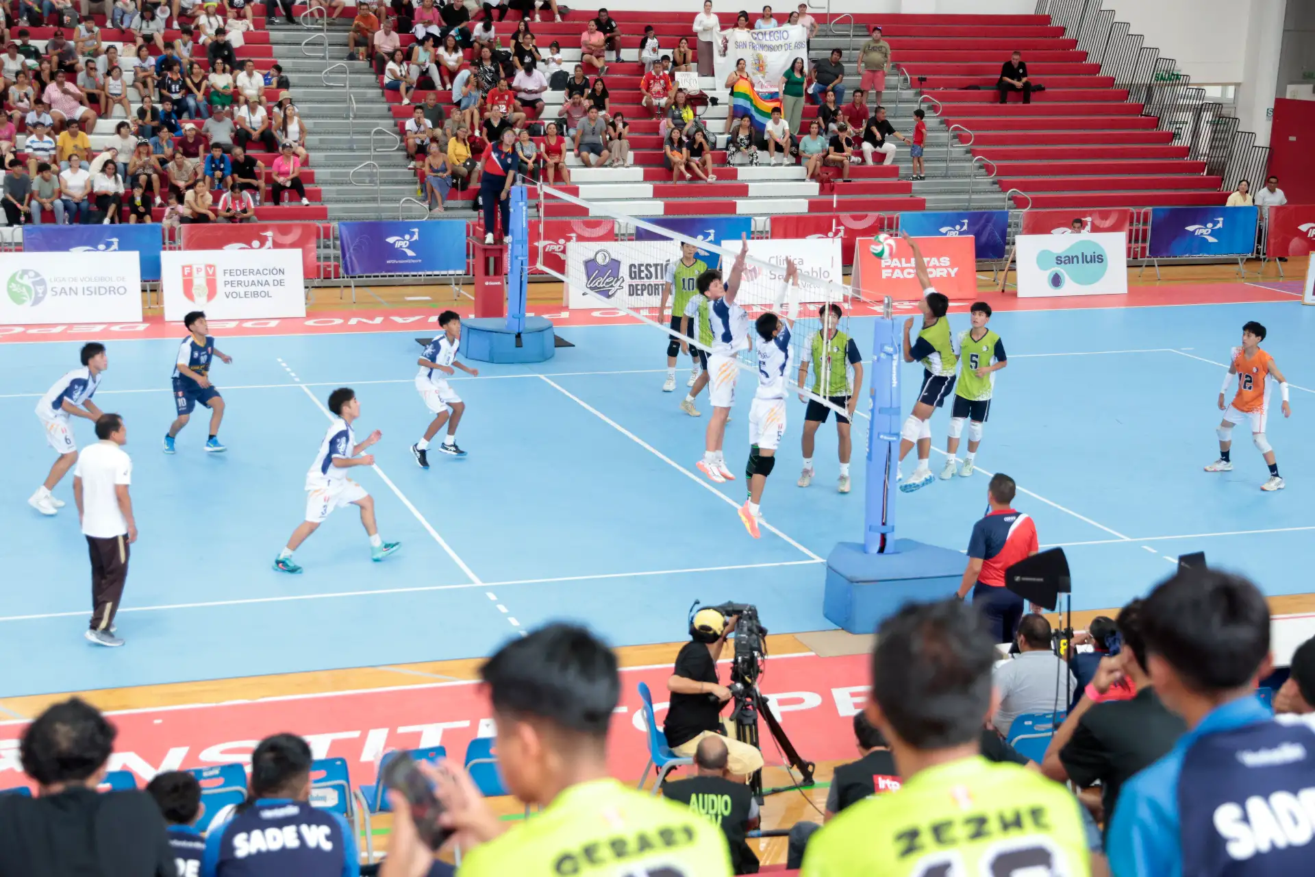 San Isidro logra ganar  el 1er puesto del campeonato masculino de vóley Sub 15  en una jornada marcada por el entusiasmo de los jóvenes deportistas y el alto nivel mostrado en la cancha.
La gran final lo disputaron San Isidro y San Sebástián de Cusco. 
Foto: ANDINA/Vidal Tarqui