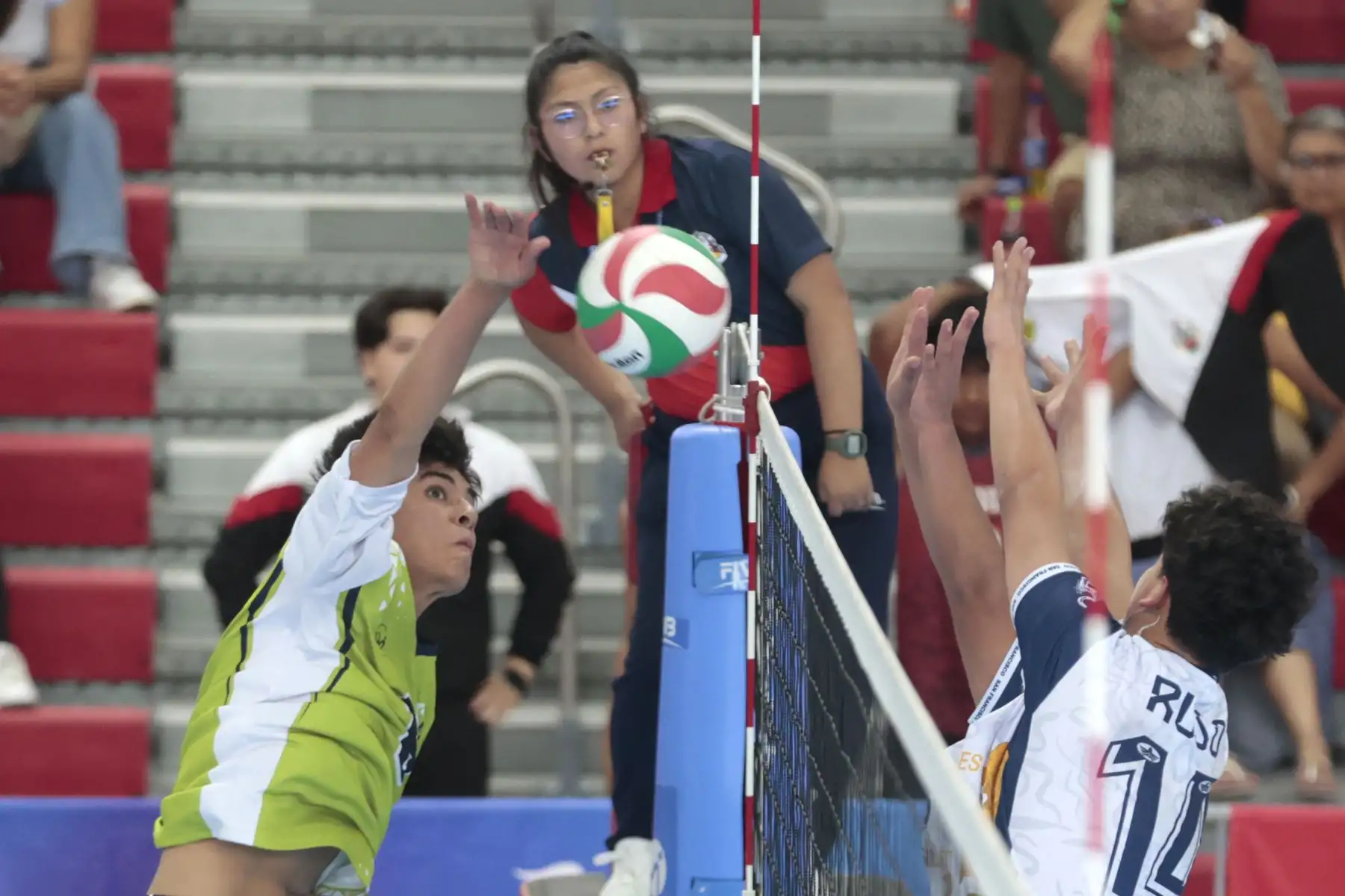 San Isidro logra ganar  el 1er puesto del campeonato masculino de vóley Sub 15  en una jornada marcada por el entusiasmo de los jóvenes deportistas y el alto nivel mostrado en la cancha.
La gran final lo disputaron San Isidro y San Sebástián de Cusco. 
Foto: ANDINA/Vidal Tarqui