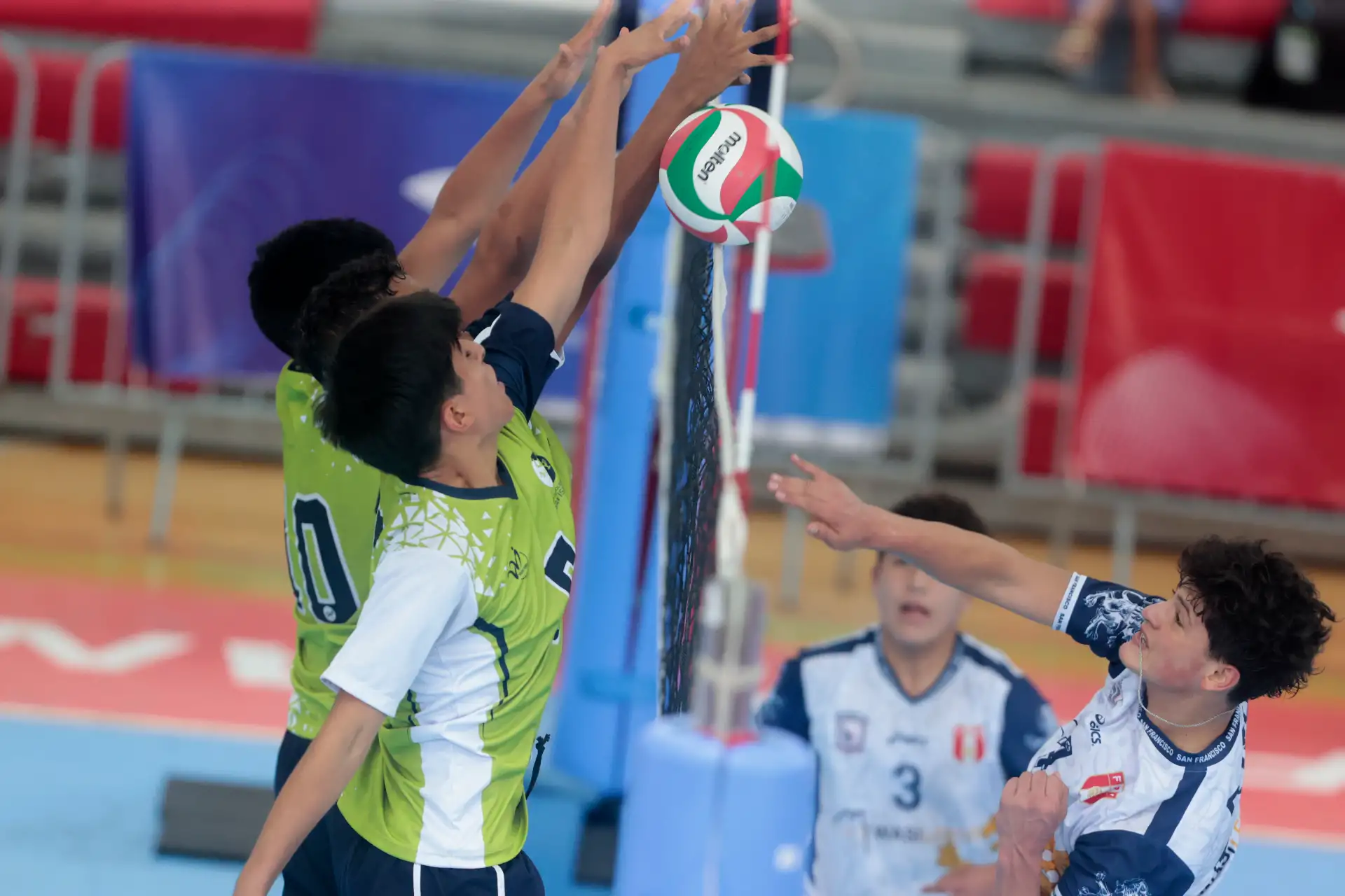 Jugadores de San Isidro logra ganar  el 1er puesto del campeonato masculino de vóley Sub 15  en una jornada marcada por el entusiasmo de los jóvenes deportistas y el alto nivel mostrado en la cancha.
La gran final lo disputaron San Isidro y San Sebástián de Cusco. 
Foto: ANDINA/Vidal Tarqui