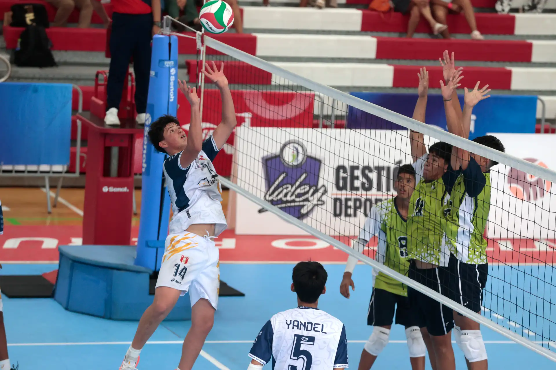 Ruso de San Sebastián de Cusco, disputa el balón ante el jugador de San Isidro.  
Foto: ANDINA/Vidal Tarqui