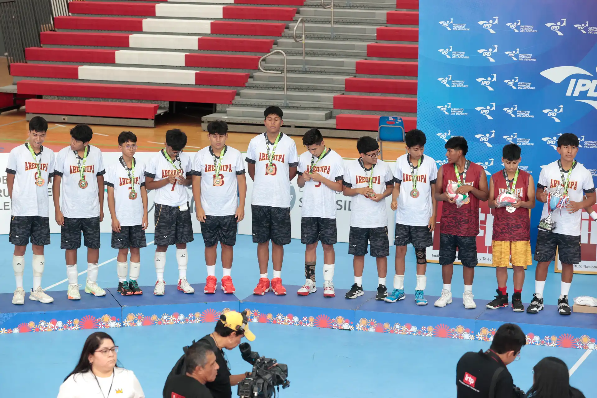 Equipo de Paucarpata logra ganar tercer puesto del campeonato masculino de vóley Sub 15. en una jornada marcada por el entusiasmo de los jóvenes deportistas y el alto nivel mostrado en la cancha.
Foto: ANDINA/Vidal Tarqui