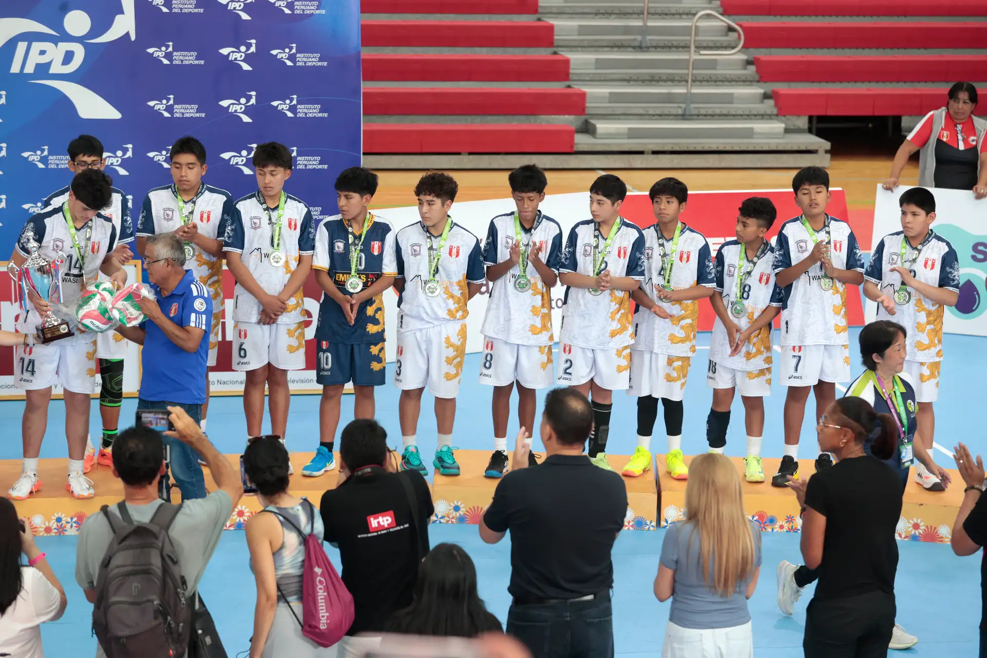 Equipo de San Sebástián de Cusco.   Logra ganar el segundo puesto del campeonato masculino de vóley Sub 15  en una jornada marcada por el entusiasmo de los jóvenes deportistas y el alto nivel mostrado en la cancha.
Foto: ANDINA/Vidal Tarqui