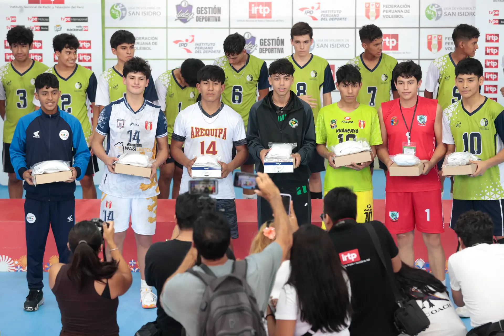 San Isidro logra ganar  el 1er puesto del campeonato masculino de vóley Sub 15  en una jornada marcada por el entusiasmo de los jóvenes deportistas y el alto nivel mostrado en la cancha.
La gran final lo disputaron San Isidro y San Sebástián de Cusco. 
Foto: ANDINA/Vidal Tarqui