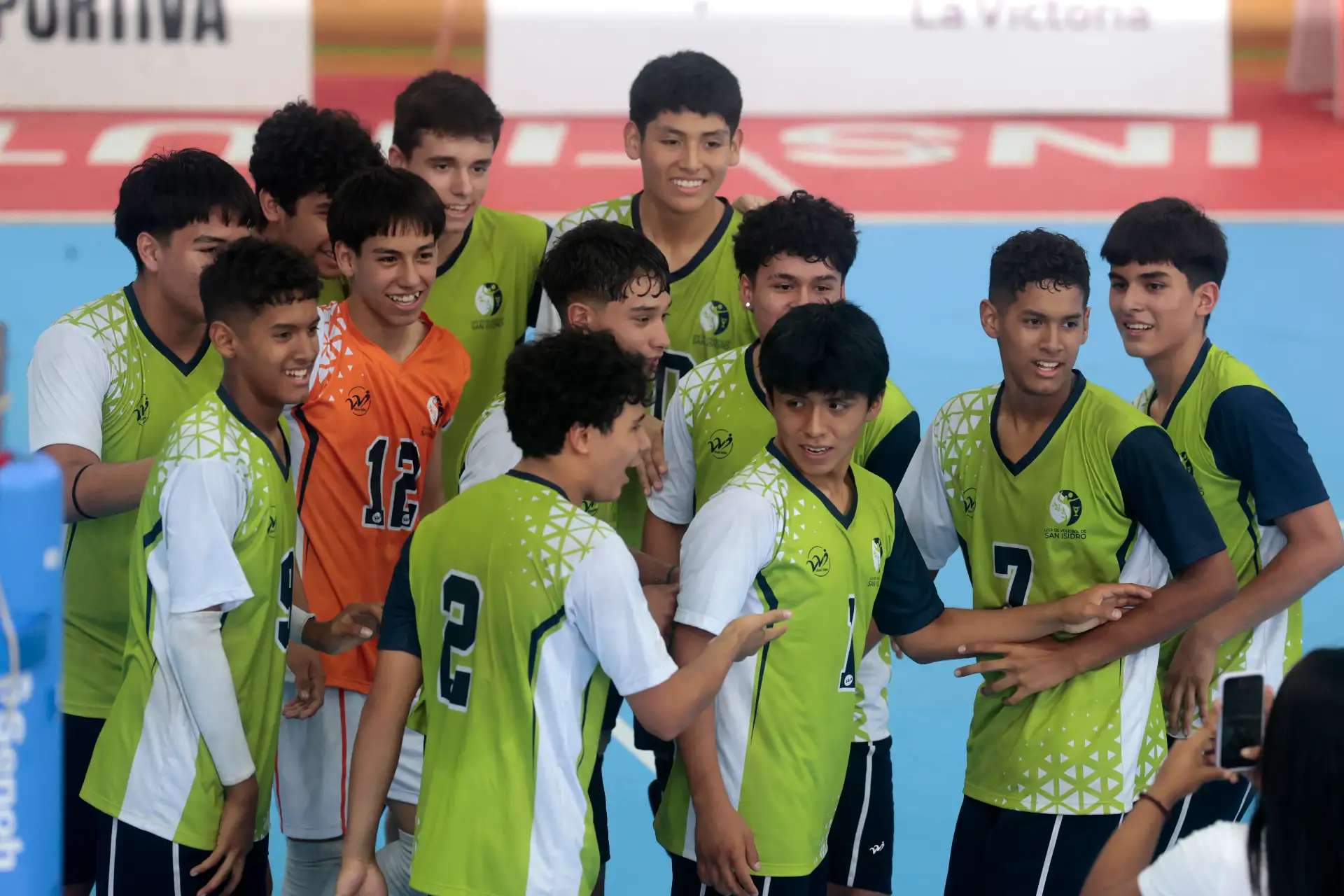 Jugadores de San Isidro logra ganar el 1er puesto del campeonato masculino de vóley Sub 15  en una jornada marcada por el entusiasmo de los jóvenes deportistas y el alto nivel mostrado en la cancha.
La gran final lo disputaron San Isidro y San Sebástián de Cusco. 
Foto: ANDINA/Vidal Tarqui