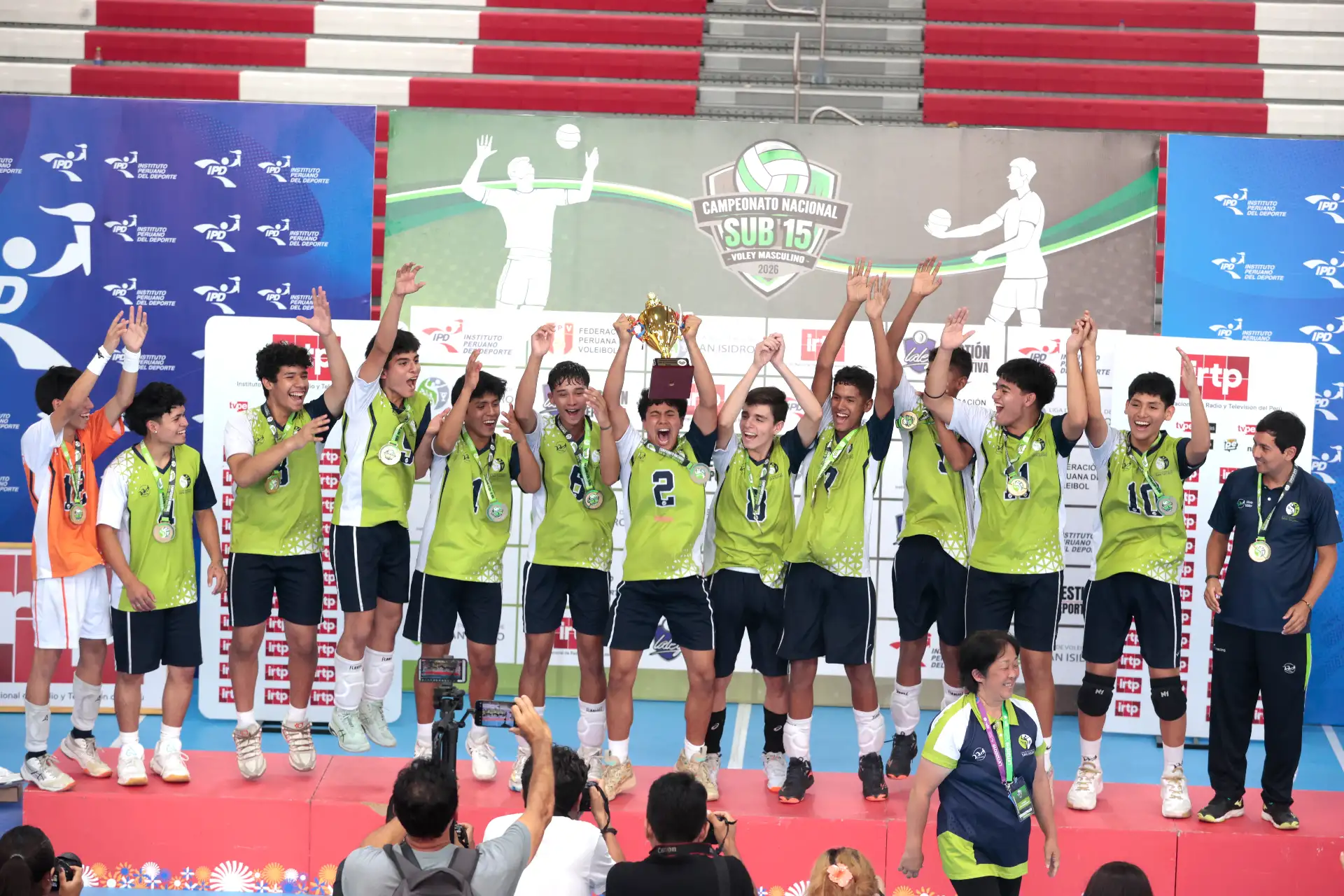 Jugadores del equipo de San Isidro logra ganar  el 1er puesto del campeonato masculino de vóley Sub 15  en una jornada marcada por el entusiasmo de los jóvenes deportistas y el alto nivel mostrado en la cancha.
La gran final lo disputaron San Isidro y San Sebástián de Cusco. 
Foto: ANDINA/ Vidal Tarqui