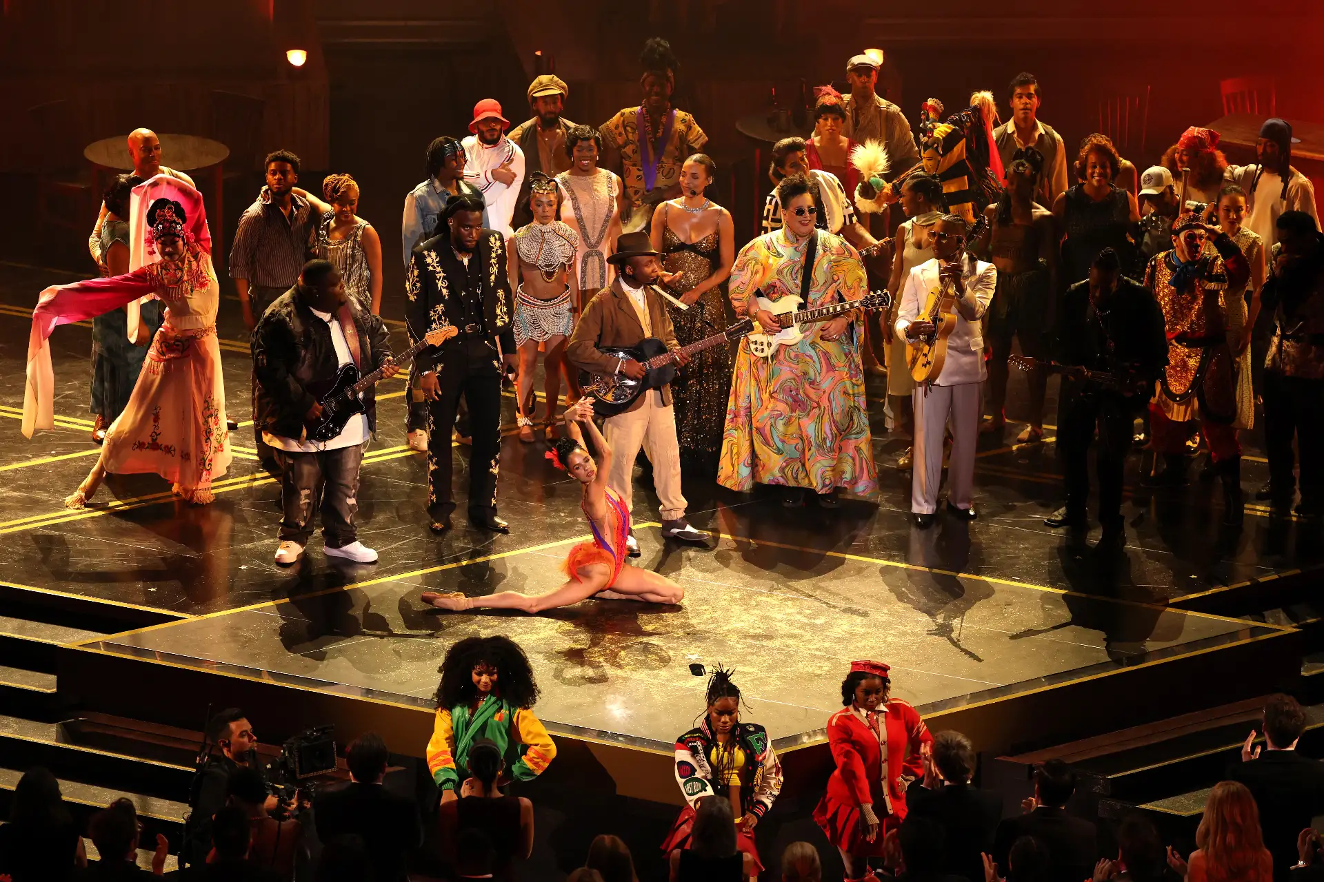 La cantante estadounidense Shaboozey, el músico estadounidense Raphael Saadiq, el cantautor estadounidense Miles Caton y la bailarina estadounidense Misty Copeland actúan en el escenario durante la 98.ª edición de los Premios Óscar en el Dolby Theatre de Hollywood, California.
Foto: AFP