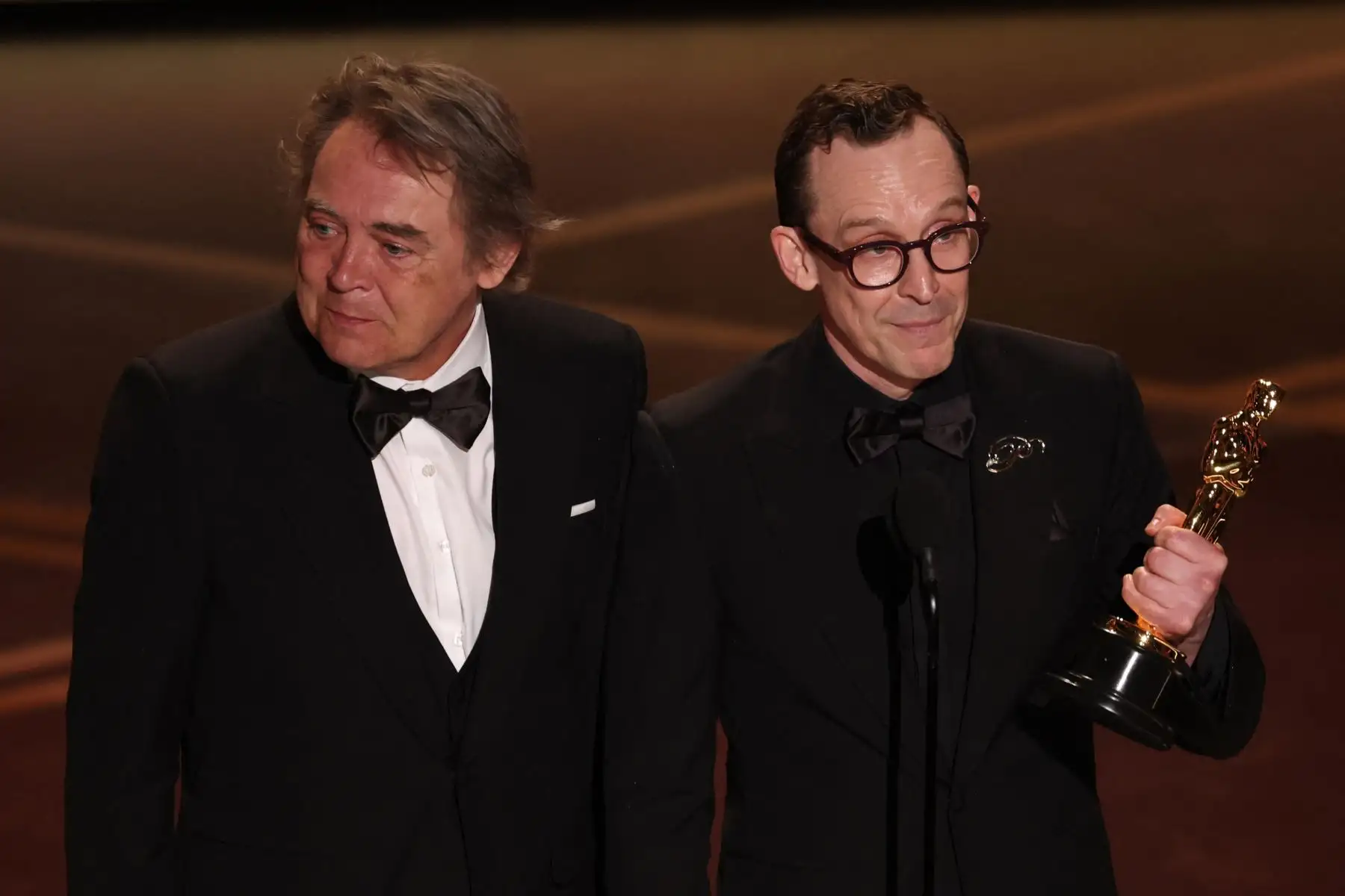 El animador polaco Maciek Szczerbowski  y el animador canadiense Chris Lavis hablan en el escenario tras ganar el Óscar al Mejor Cortometraje de Animación por "La chica que lloraba perlas" durante la 98.ª edición de los Premios Óscar en el Dolby Theatre de Hollywood, California.
Foto: AFP