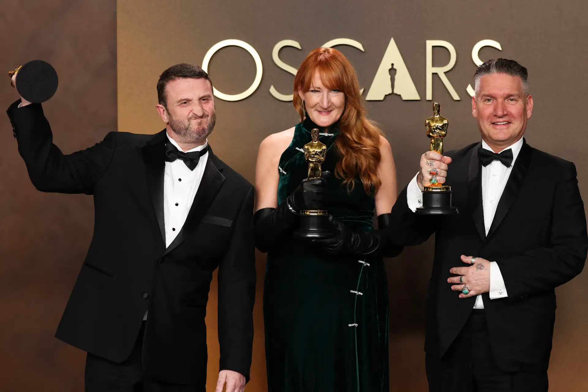 Los estilistas de cabello y maquillaje Mike Hill, Cliona Furey y Jordan Samuel posan en la sala de prensa con el Oscar al Mejor Maquillaje y Peluquería por "Frankenstein" durante la 98.ª edición de los Premios Óscar en el Dolby Theatre de Hollywood, California.
Foto: AFP